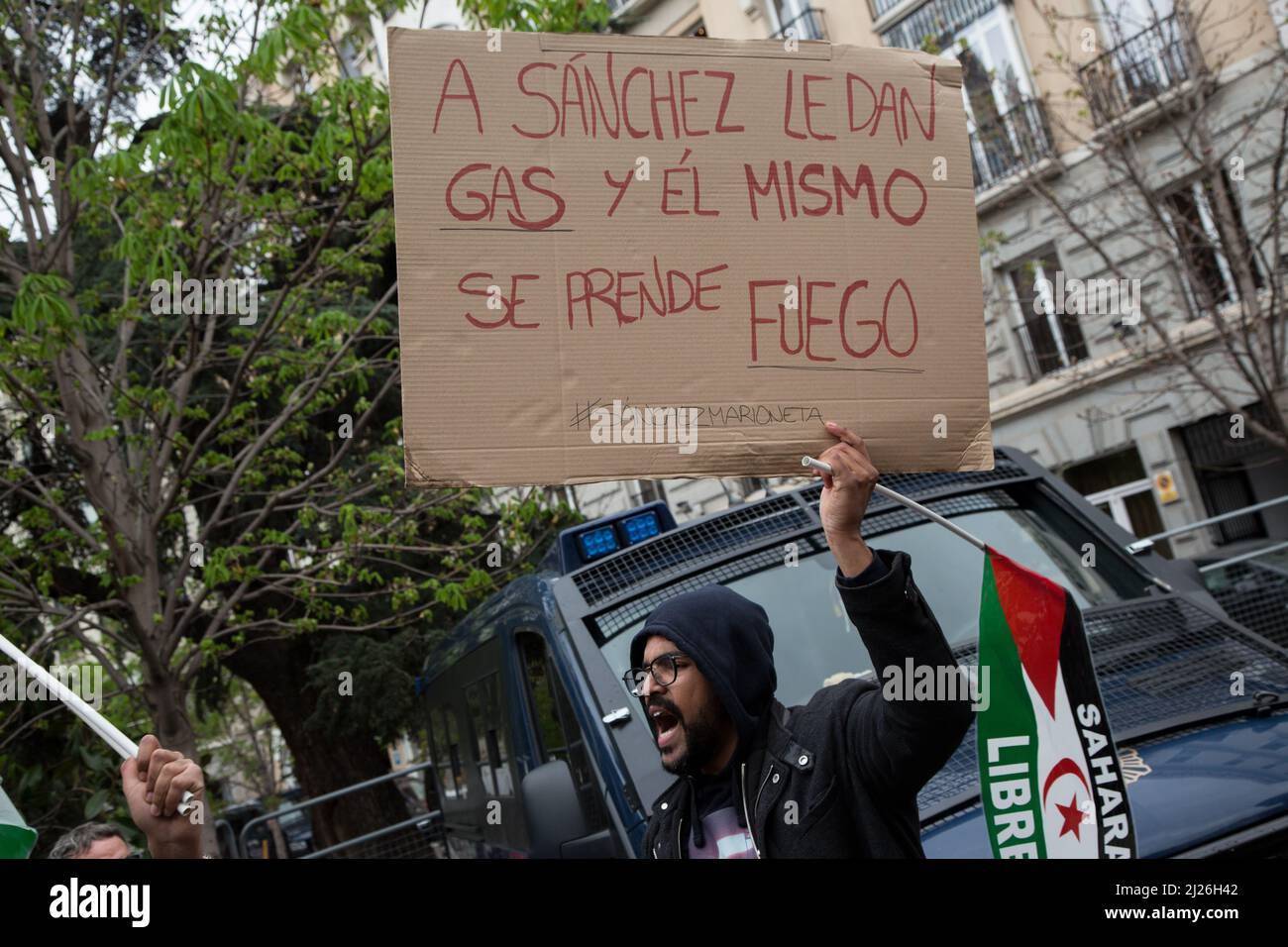 Madrid, Spanien. 30. März 2022. Saharauis protestieren gegen Pedro Sanchez und fordern ein Referendum über die Selbstbestimmung in der Westsahara vor den Toren des spanischen Parlaments (Foto: Fer Capdepon Arroyo/Pacific Press) Quelle: Pacific Press Media Production Corp./Alamy Live News Stockfoto