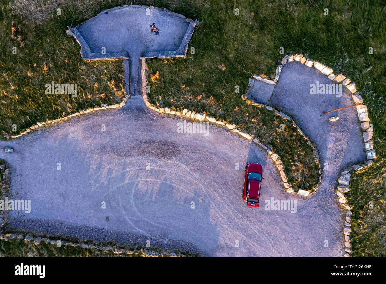 Drohne über dem Kopf schoss von zwei Personen im Parkplatz am Geokauan-Berg Valentia Island County Kerry, Irland Stockfoto