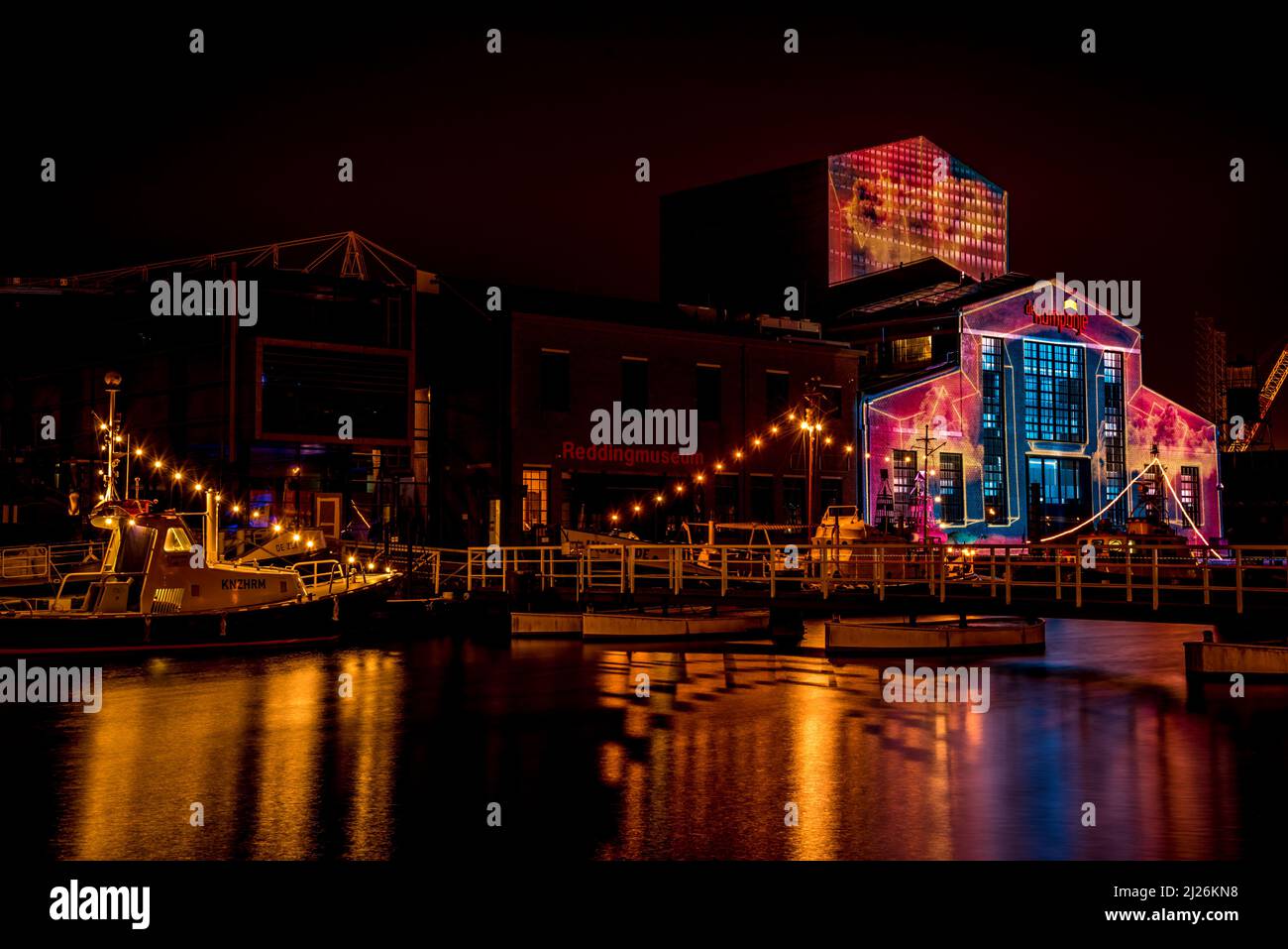 Den Helder, Niederlande, März 2022. Beleuchtete Objekte und Gebäude auf der Light Art Route. Hochwertige Fotos Stockfoto
