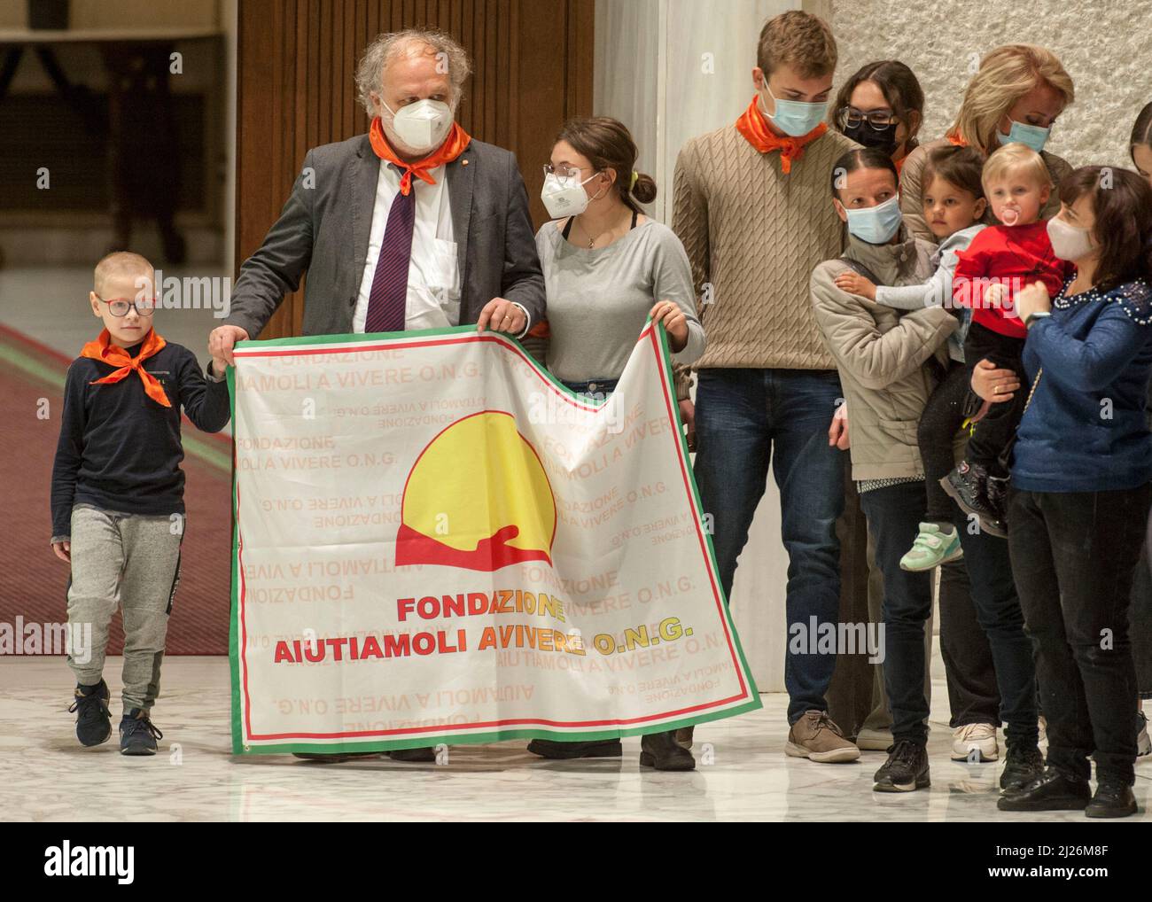 Rom, Italien. 30. März 2022. Italien, Rom, Vatikan, 22/03/30. Eine Gruppe ukrainischer Flüchtlingskinder in Italien wurde von der Associazione aiutiamoli a vivere während der wöchentlichen Generalaudienz in der Paul VI Halle begrüßt.UN gruppo di bambini ucraini rifugiati in Italia accolti dall'Associazione aiutiamoli a vivere durante l'udienza generale settimanale in Aula Paolo VI. Foto von Massimiliano MIGLIORATO/Catholic Press Bildnachweis: Independent Photo Agency/Alamy Live News Stockfoto