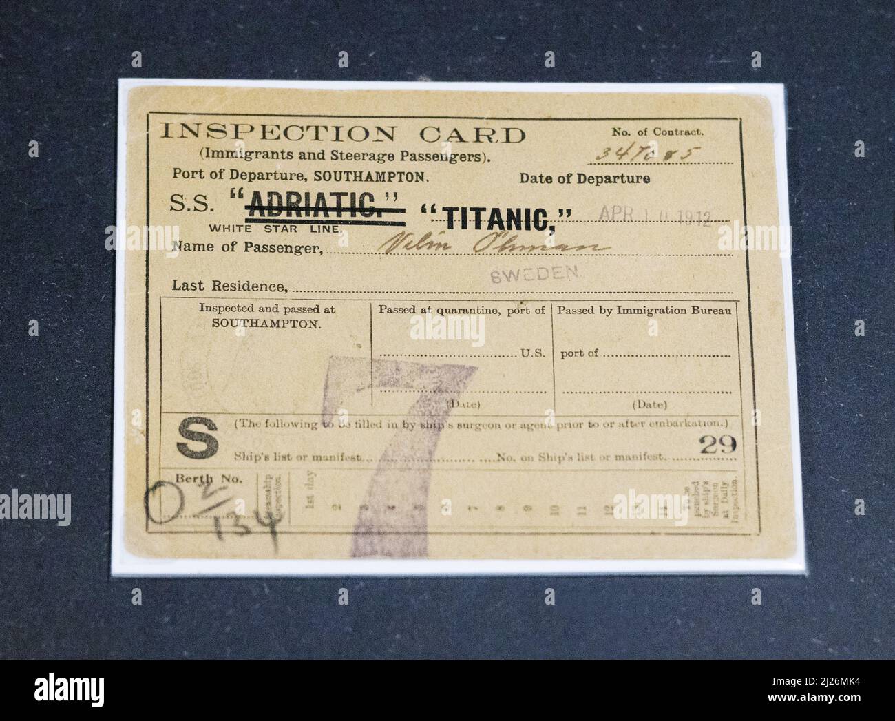Original Titanic Artefakt; Inspektionskarte für Titanic Third Class Passagier Velin Ohman. Authentische titanic-Artefakte, London Titanic Exhibition 2022 Stockfoto