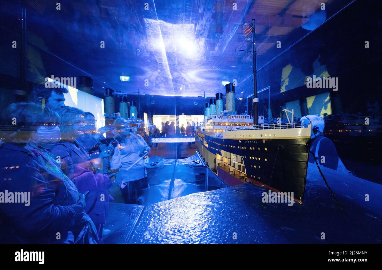 Die Titanic Sinking – Menschen, die sich ein Titanic-Schiffsmodell ansehen, die Titanic-Ausstellung, London UK Titanic Model Stockfoto