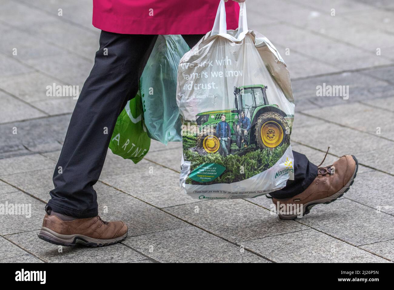 Morrisons Stores Bag for Life. Wiederverwendbare Tasche aus 100 % recyceltem Kunststoff aus Polyproplen wiederverwendbare Einkaufstaschen für Life, Southport, Lancashire, UK Stockfoto