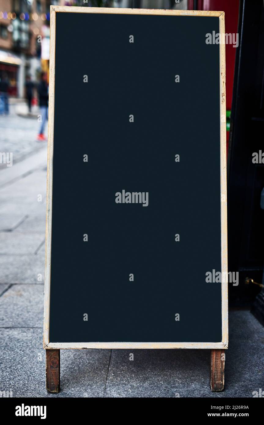 Gerade genug Platz für deine Werbeanzeige. Aufnahme eines Bürgersteig-Schildes mit Platz für Sie, um Ihren eigenen Text hinzuzufügen. Stockfoto