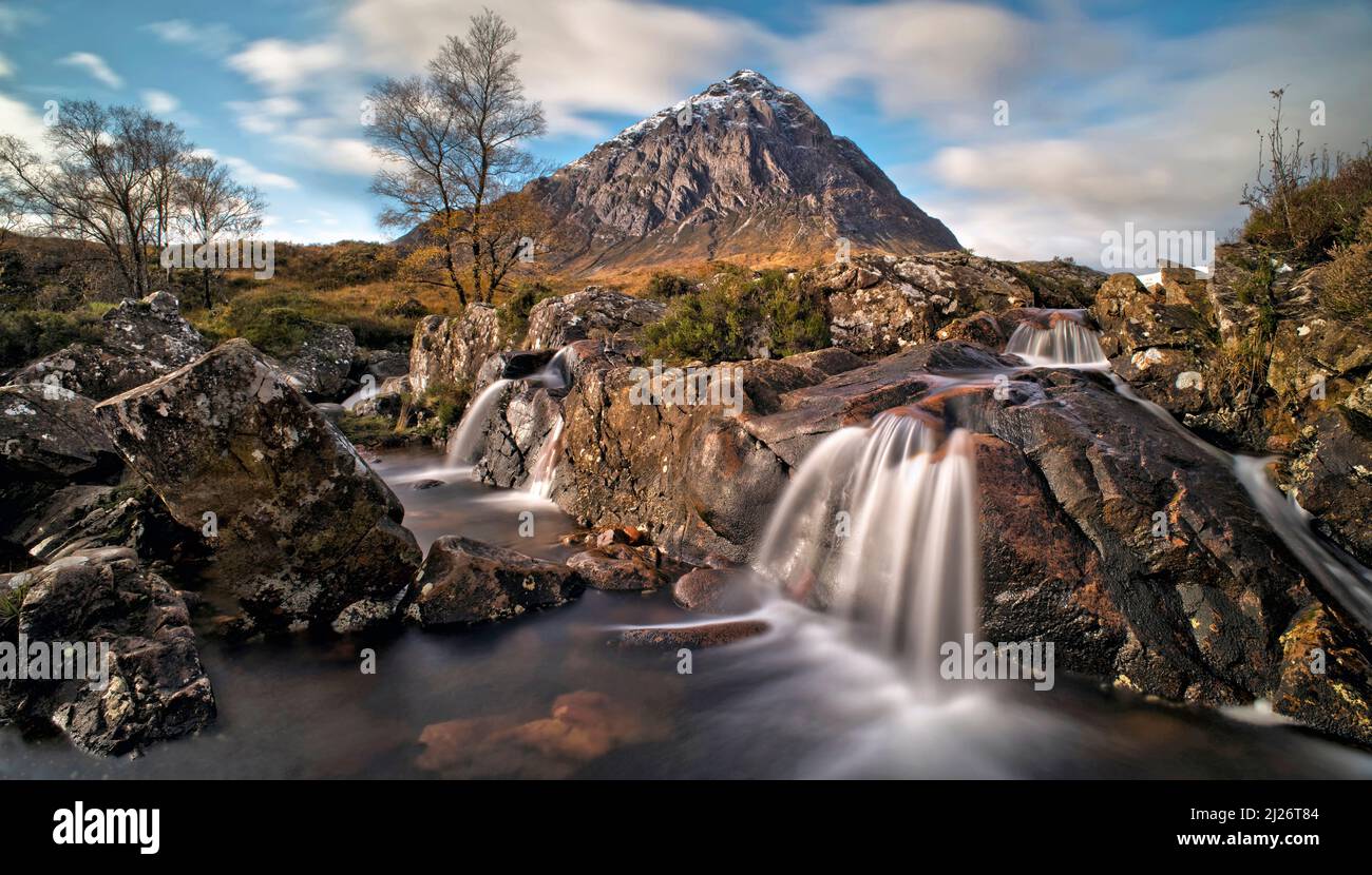 Buachaille Etive Mor mit River Coupall Wasserfällen im Vordergrund Stockfoto