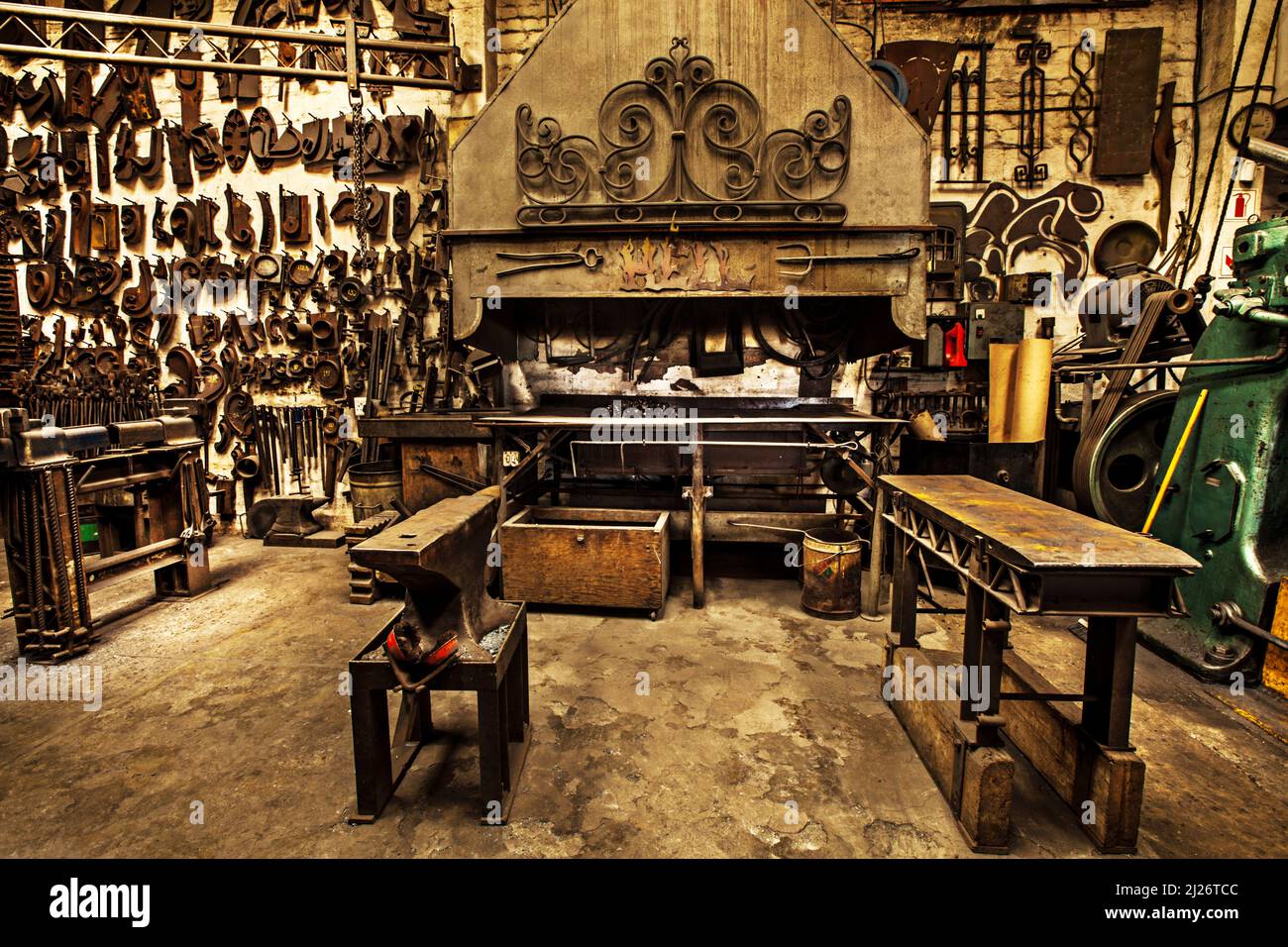 Traditionelle Werkstatt für ein traditionelles Handwerk. Aufnahme einer Metallwerkstatt mit Metallwerkzeugen. Stockfoto
