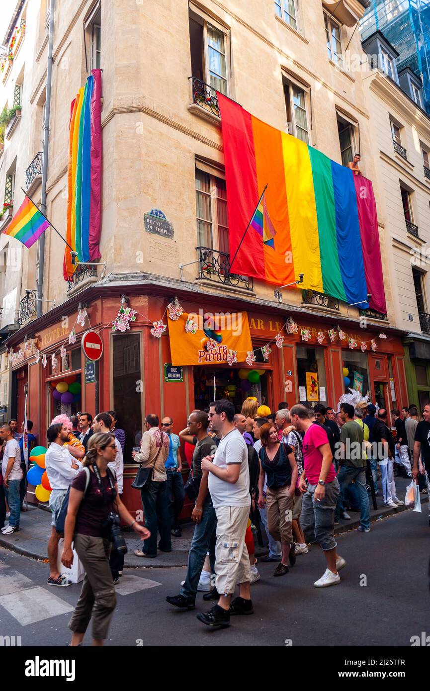 Paris, Frankreich, große Menschenmassen, Männer, feiern vor der Gay Bar 'Le Central' nach dem Gay Pride March, Gay le marais, 2009 Stockfoto