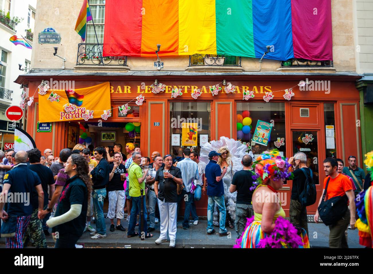 Paris, Frankreich, viele Menschen feiern vor der Gay Bar 'Le Central' nach dem Gay Pride März 2009 Stockfoto