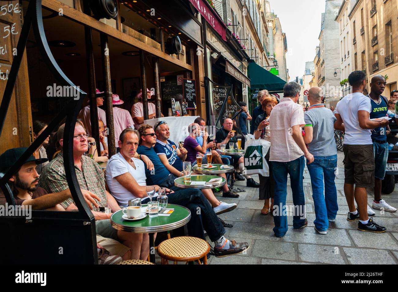 Paris, Frankreich, Aussicht, große Menschenmassen französisches Bistro Restaurant Cafe Terrasse, vor der Gay Bar 'L'Etoile Manquante' (jetzt geschlossen) marais schwul, lebhafte pariser Straßenszene Stockfoto