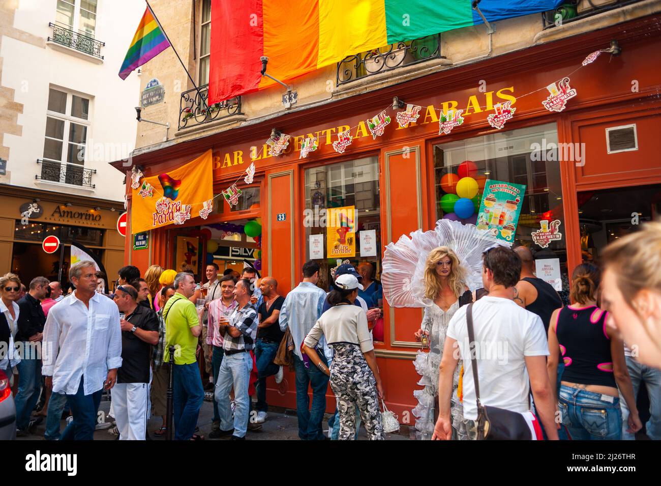 Paris, Frankreich, Menschenmassen feiern vor der Gay Bar 'Le Central' nach dem Gay Pride March, Gay le marais, 2009 Stockfoto