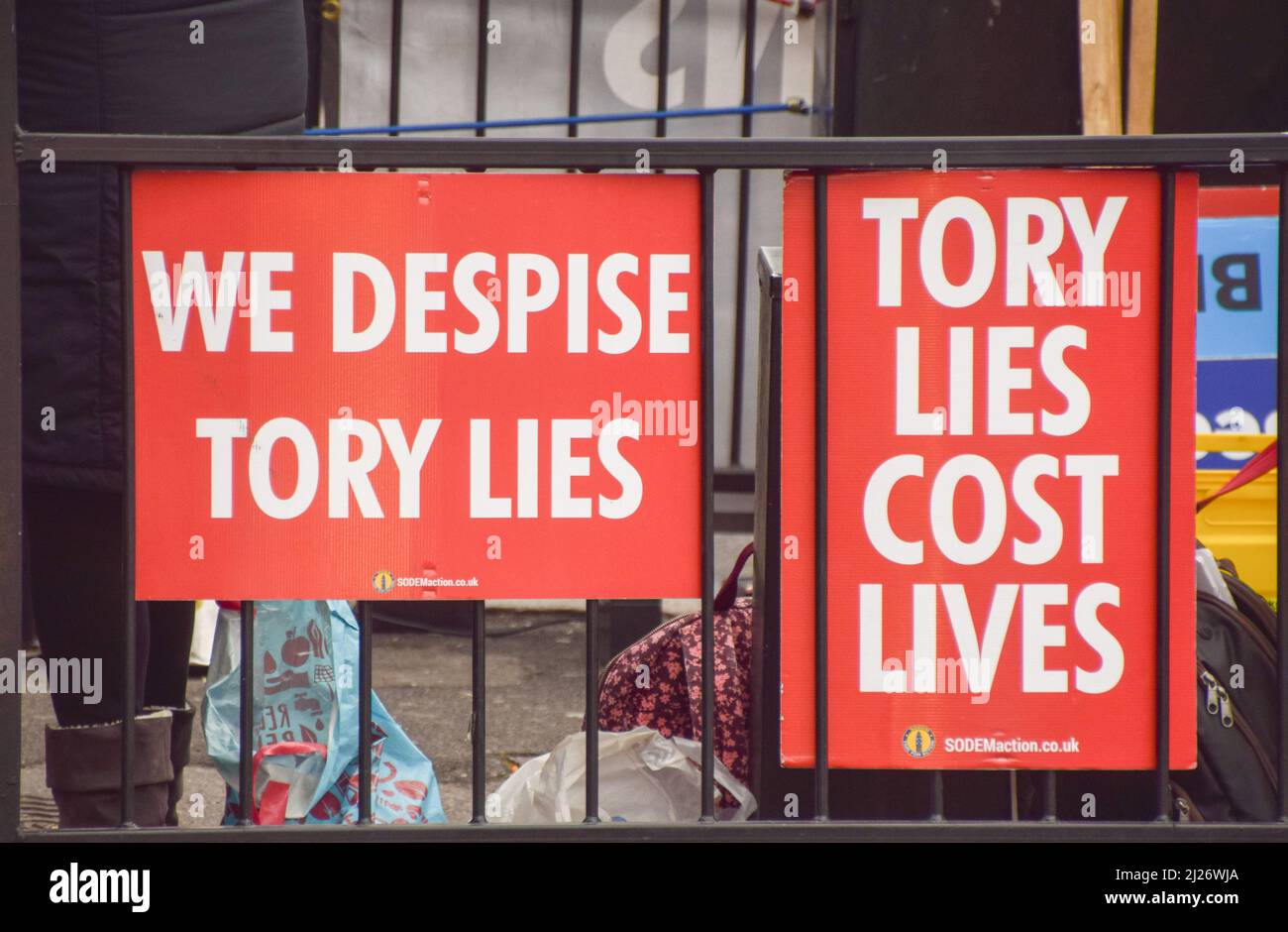 London, Großbritannien. 30.. März 2022. Anti-Tory-Plakate. Anti-Boris Johnson, Anti-Tory- und Anti-Brexit-Demonstranten versammelten sich auf dem Parliament Square, als Johnson wegen der Geldstrafen für den Partygate-Skandal mit den Fragen des Premierministers konfrontiert wurde. Kredit: Vuk Valcic/Alamy Live Nachrichten Stockfoto