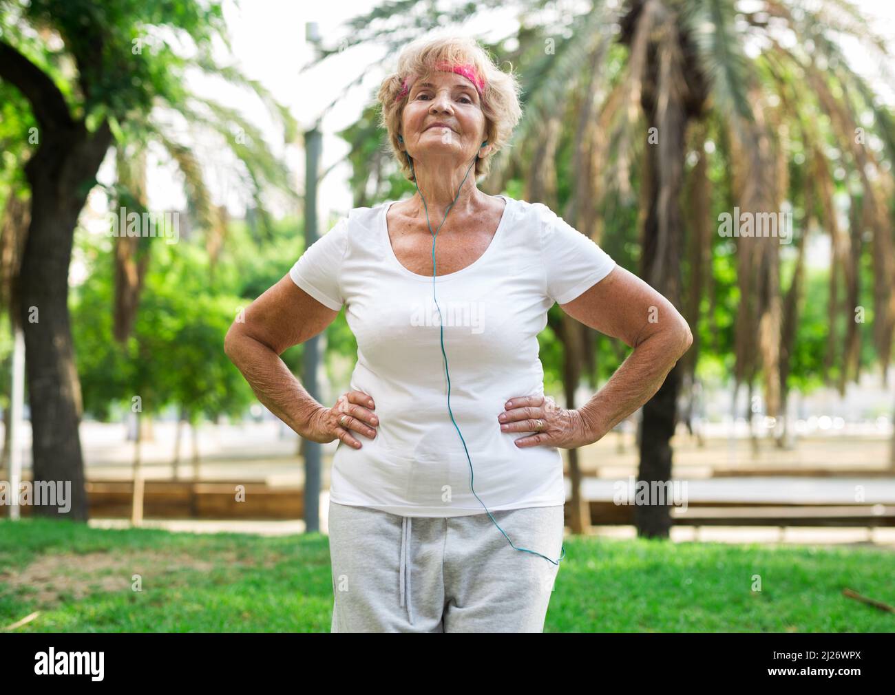 Reife Frau, die im Park trainiert Stockfoto