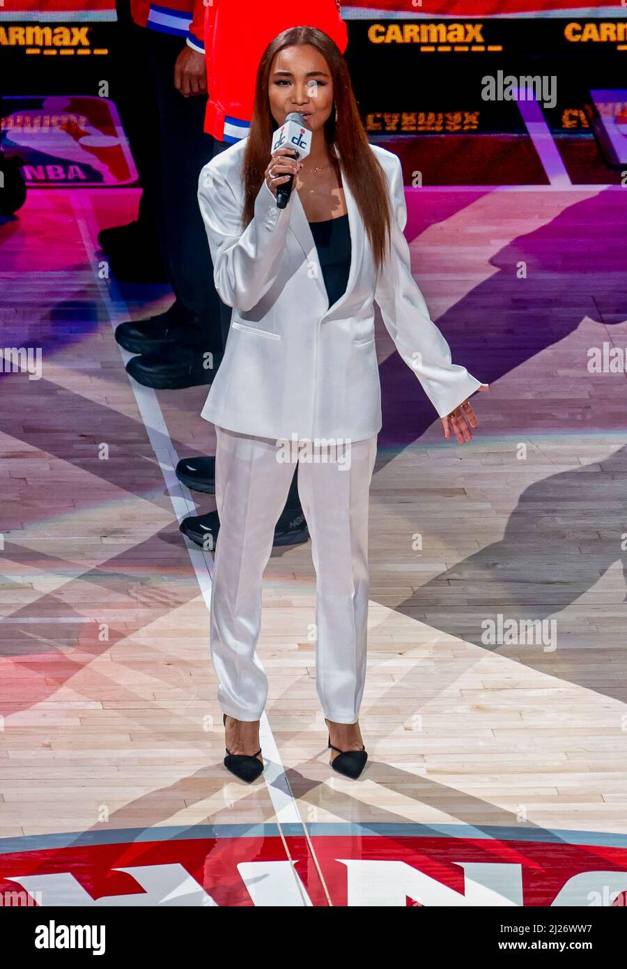 Der japanische Singstar Crystal Kay singt die amerikanische Nationalhymne bei einem Basketballspiel der Washington Wizards Stockfoto