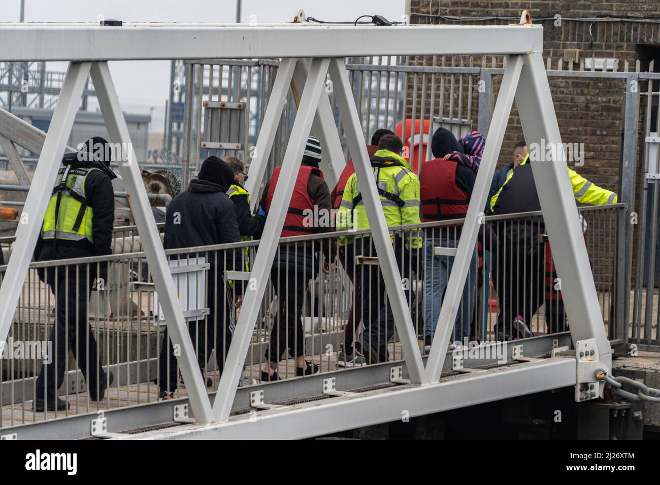 Flüchtlinge werden in Dover an Land gebracht. Eine zweite P&O-Fähre, die Pride of Kent, wird festgenommen, nachdem sie aufgrund der Gegenreaktion auf die Entscheidung des Unternehmens, 800 Seeleute durch weniger bezahlte Besatzungsmitglieder zu ersetzen, die Sicherheitskontrollen durch die Behörden nicht bestanden hat, berichtet Sky News. (Foto von Edward Crawford / SOPA Images/Sipa USA) Stockfoto