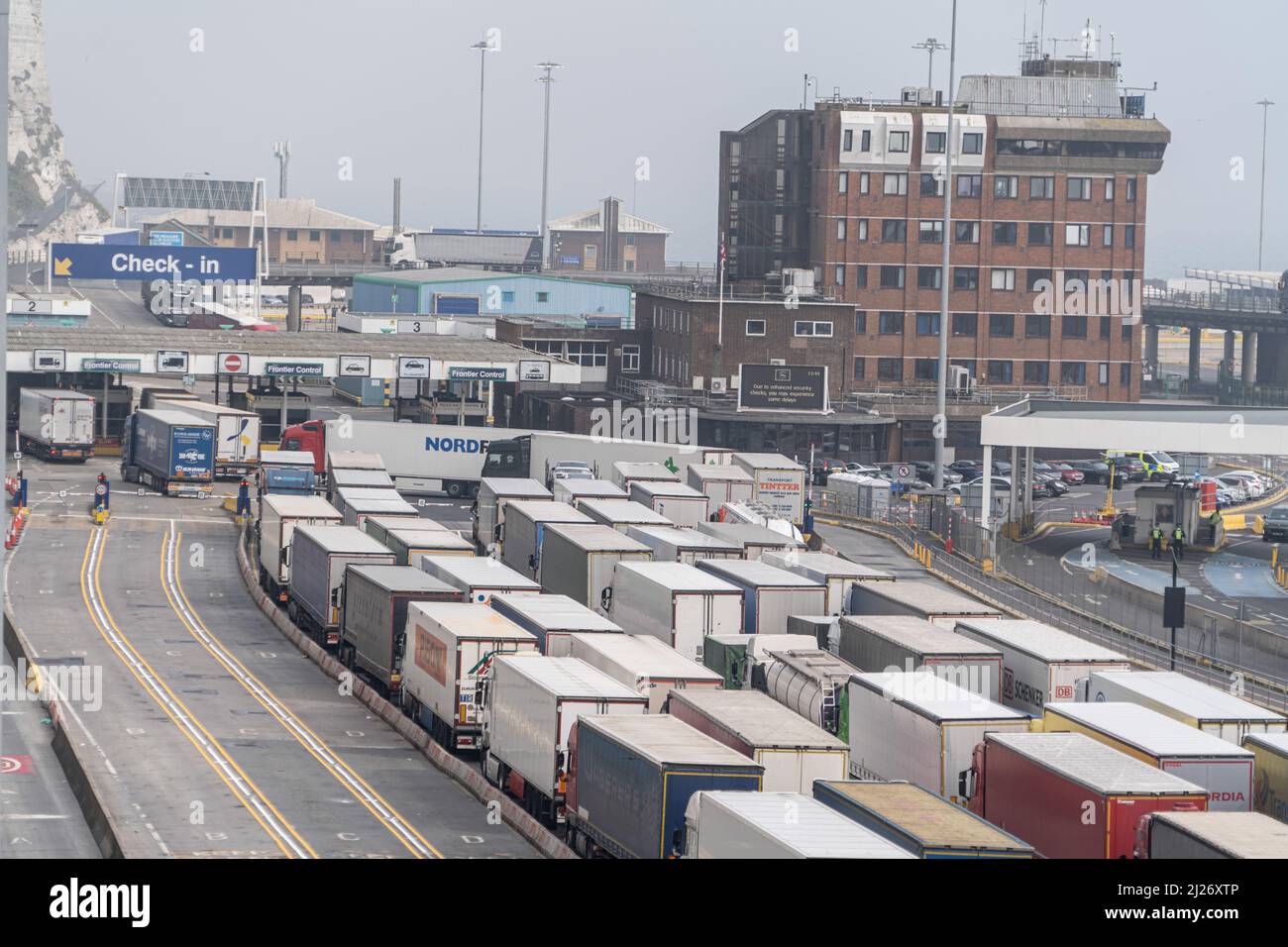 Die Krise innerhalb von P&O Ferries verursacht in Dover enorme Verzögerungen. Eine zweite P&O-Fähre, die Pride of Kent, wird festgenommen, nachdem sie aufgrund der Gegenreaktion auf die Entscheidung des Unternehmens, 800 Seeleute durch weniger bezahlte Besatzungsmitglieder zu ersetzen, die Sicherheitskontrollen durch die Behörden nicht bestanden hat, berichtet Sky News. (Foto von Edward Crawford / SOPA Images/Sipa USA) Stockfoto