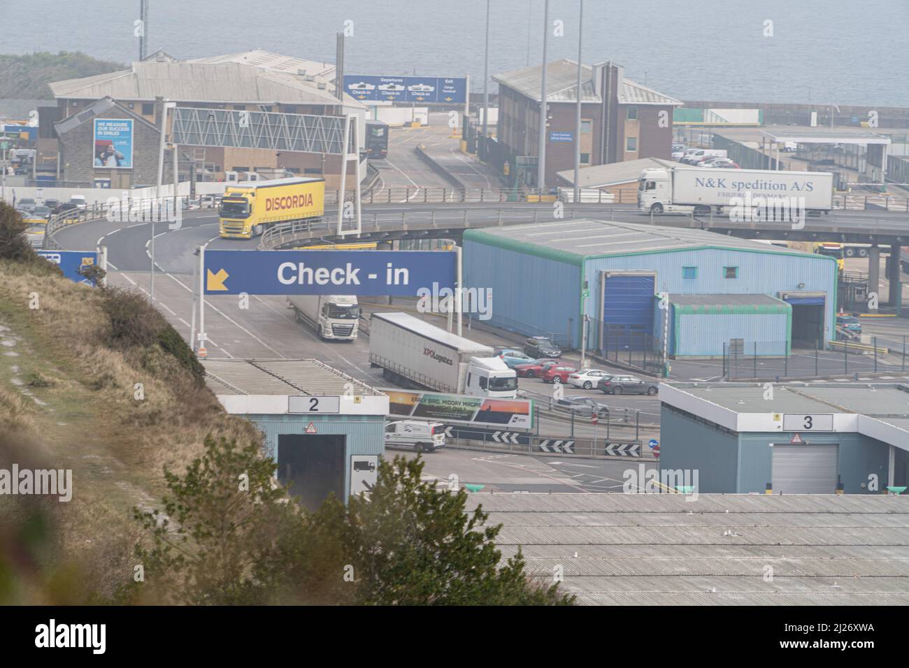 Die Krise innerhalb von P&O Ferries verursacht in Dover enorme Verzögerungen. Eine zweite P&O-Fähre, die Pride of Kent, wird festgenommen, nachdem sie aufgrund der Gegenreaktion auf die Entscheidung des Unternehmens, 800 Seeleute durch weniger bezahlte Besatzungsmitglieder zu ersetzen, die Sicherheitskontrollen durch die Behörden nicht bestanden hat, berichtet Sky News. (Foto von Edward Crawford / SOPA Images/Sipa USA) Stockfoto