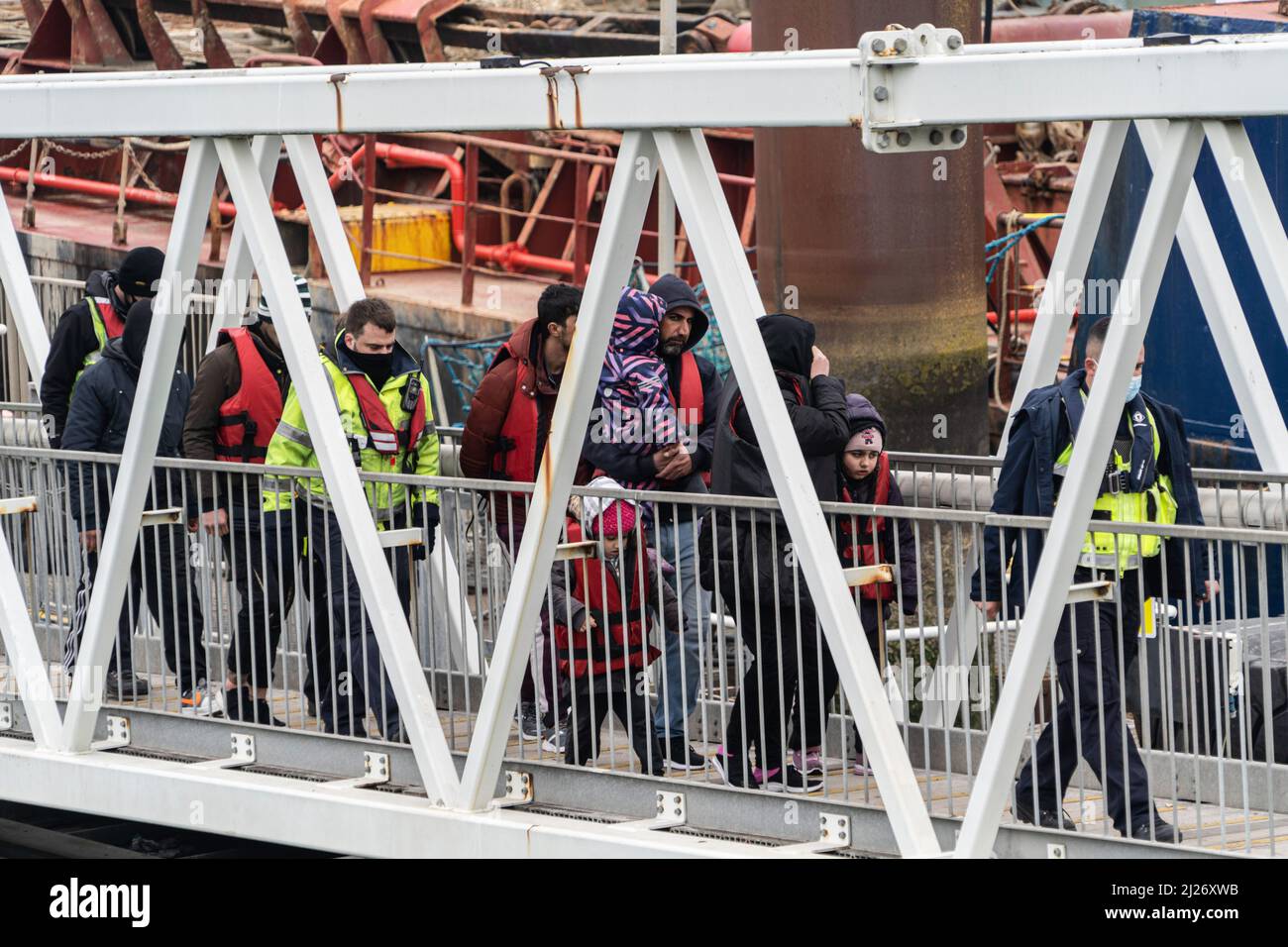 Flüchtlingsfamilie, die in Dover an Land gebracht wird. Eine zweite P&O-Fähre, die Pride of Kent, wird festgenommen, nachdem sie aufgrund der Gegenreaktion auf die Entscheidung des Unternehmens, 800 Seeleute durch weniger bezahlte Besatzungsmitglieder zu ersetzen, die Sicherheitskontrollen durch die Behörden nicht bestanden hat, berichtet Sky News. (Foto von Edward Crawford / SOPA Images/Sipa USA) Stockfoto