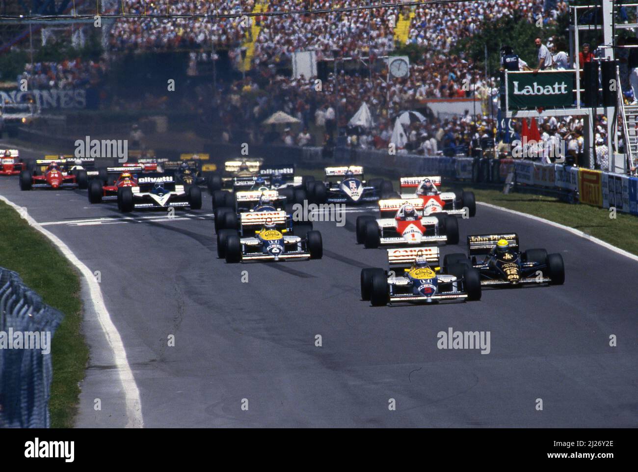 Nigel Mansell (GBR) Williams FW11 Honda 1. Position kämpft mit Ayrton Senna da Silva (BRA) Lotus 98T Renault am Start Stockfoto