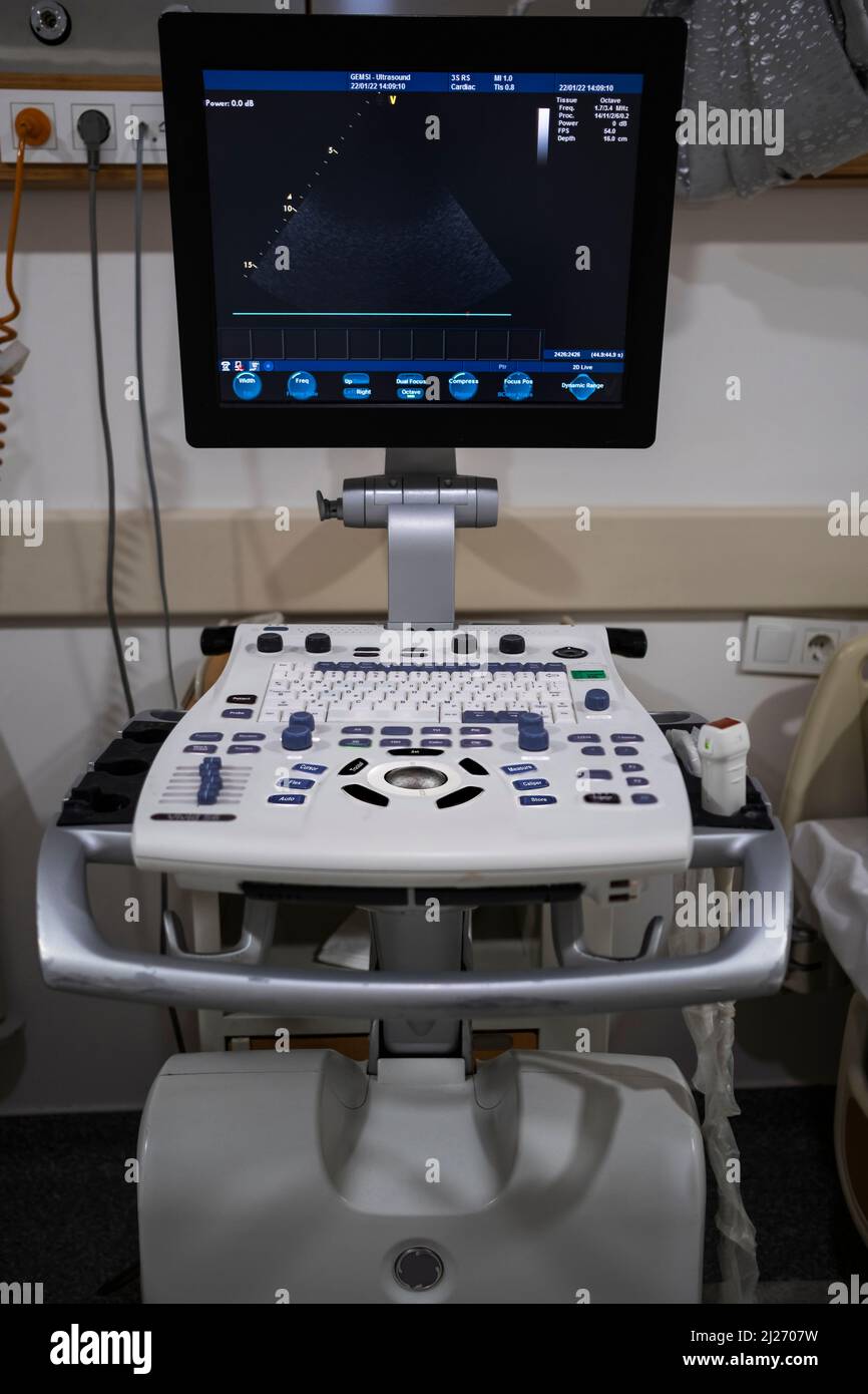 Ultraschallgerät. Kardiovaskuläre Chirurgie oder Schwangerschaftsuntersuchung. Kontrollfeld und Bildschirm mit selektivem Fokus Stockfoto