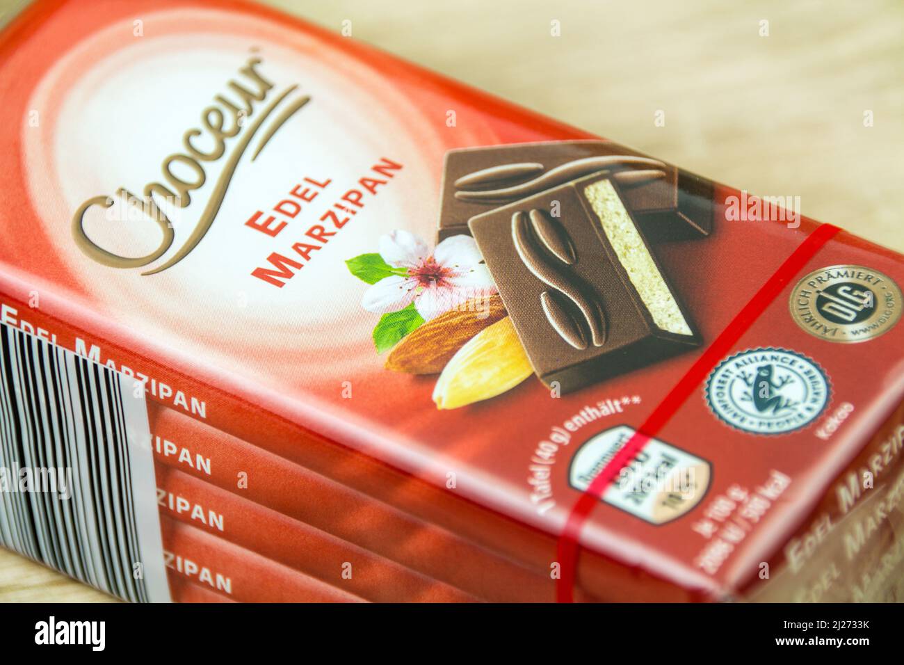 Hamburg, Deutschland - März 30 2022: 1 Tafeln Choceur Marzipan Schokolade und Verpackung mit Siegeln und Holz Hintergrund - 1 Choceur Marzipan chocolat Stockfoto