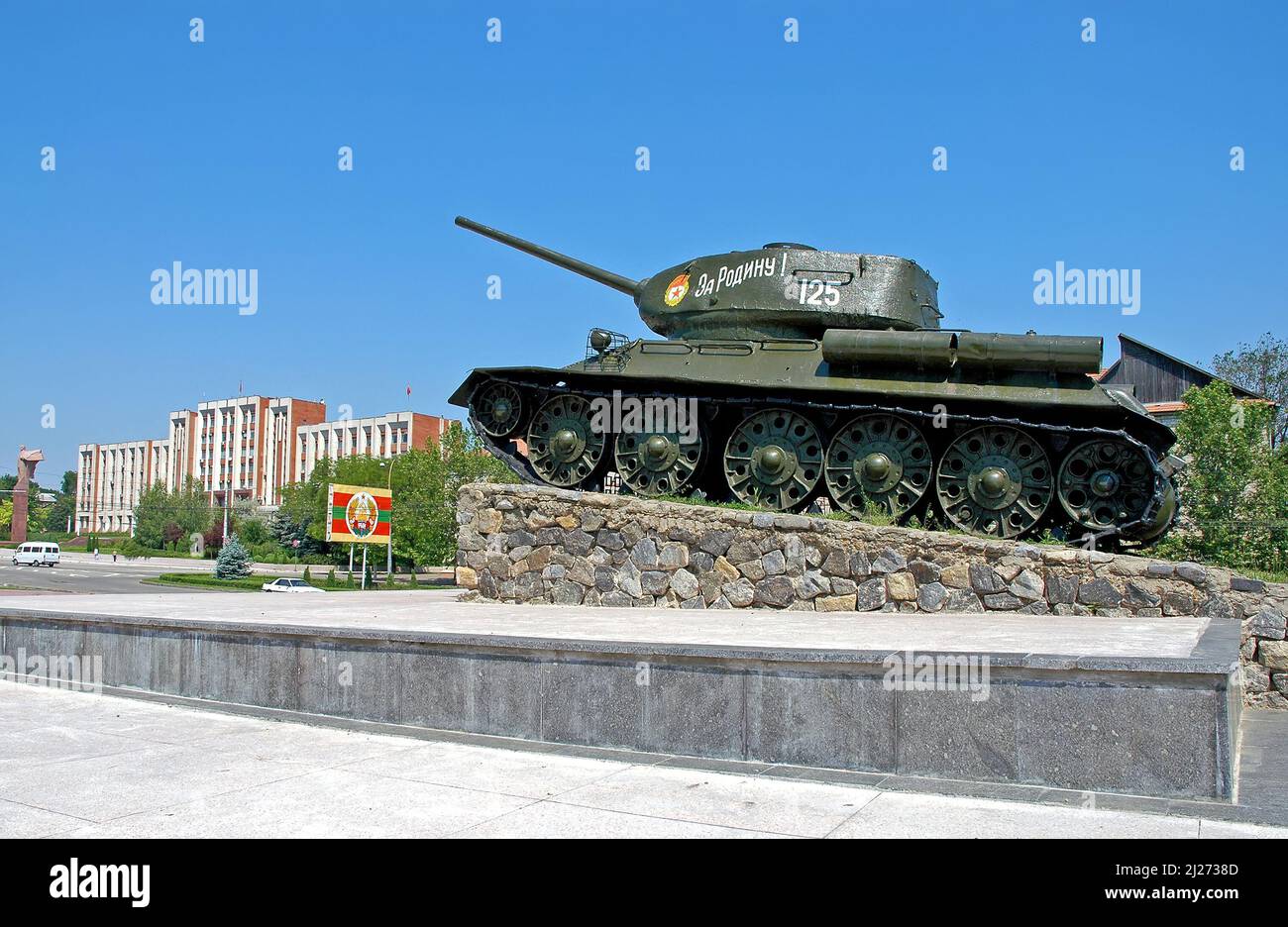 Tiraspol, Transnistrien, Moldawien: Das Panzerdenkmal mit dem Gebäude der transnistrischen Regierung dahinter. Stockfoto