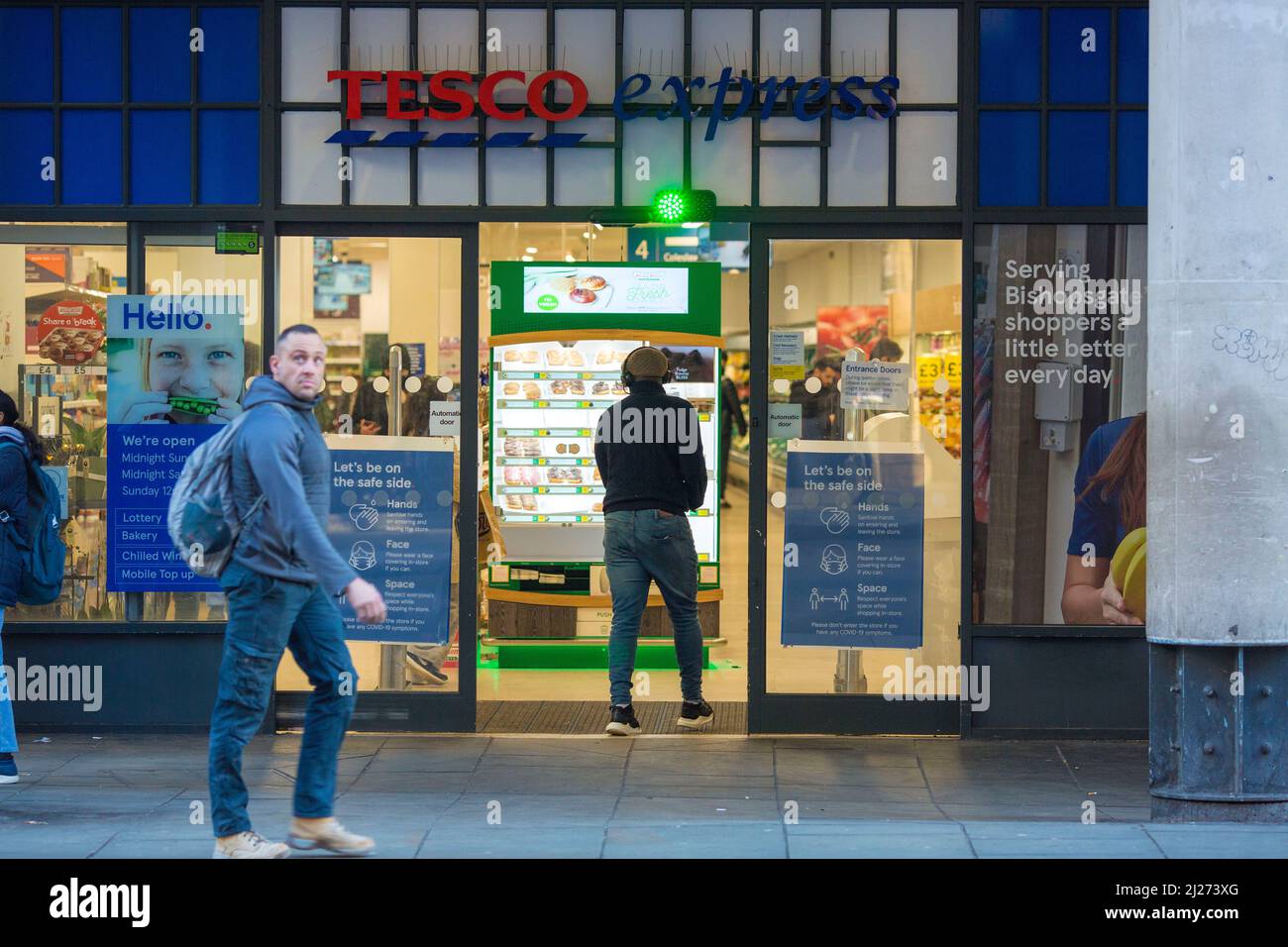 Menschen betreten ein Tesco-Geschäft im Zentrum von London, nachdem die Lockerung der Covid-19-Plan-B-Regeln in Kraft getreten ist. Stockfoto