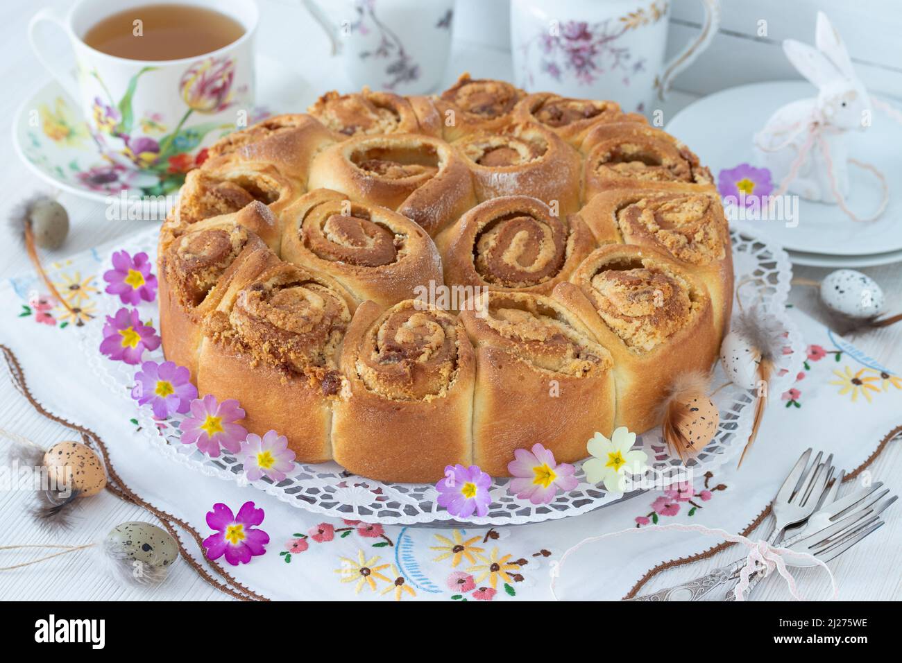 osterbäckerteigkuchen mit Buttermandelcreme und Karamell Stockfoto