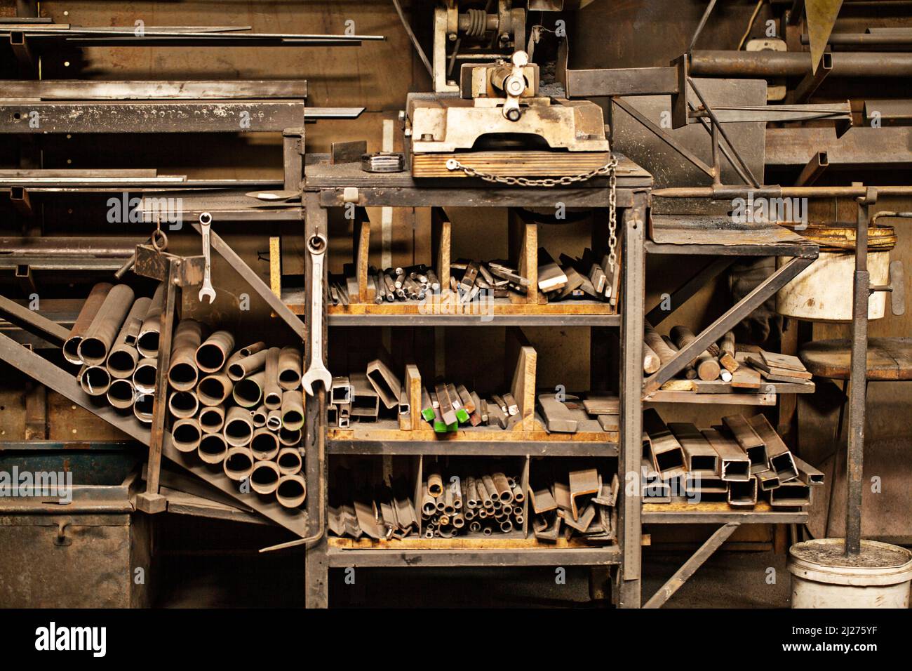 Feilen, die Arbeitsweise. Aufnahme einer Metallwerkstatt mit Metallwerkzeugen. Stockfoto