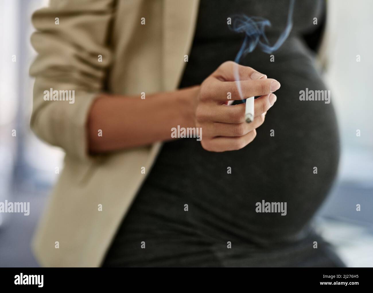 Rauchende frau schwanger -Fotos und -Bildmaterial in hoher Auflösung – Alamy