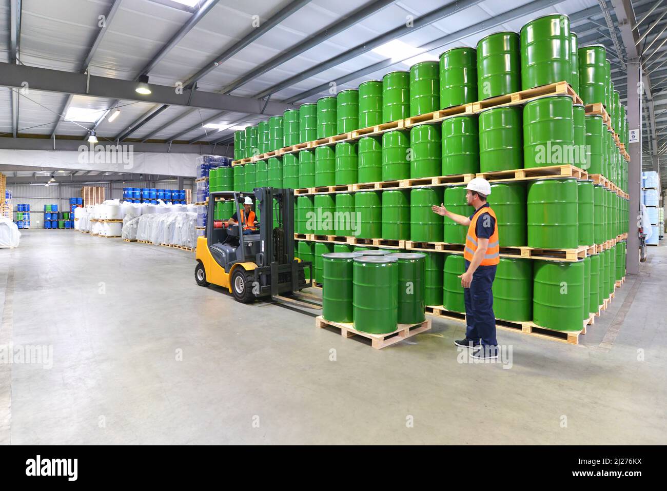 Gruppe der Arbeitnehmer in der Logistikbranche Arbeiten in ein Lager mit Chemikalien Stockfoto