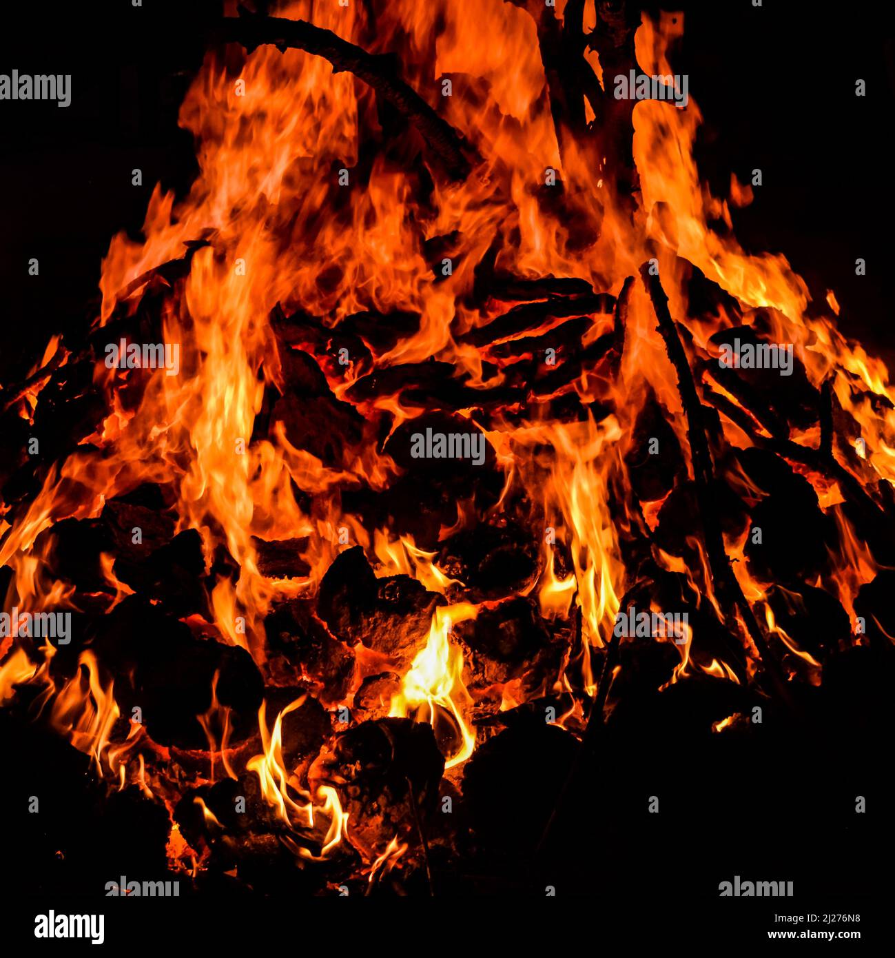 Feuer Flammen auf schwarzem Hintergrund, Feuer Feuer Flamme Textur Hintergrund, schön, das Feuer brennt, Feuer Flammen mit Holz und Kuh Vakuum Stockfoto