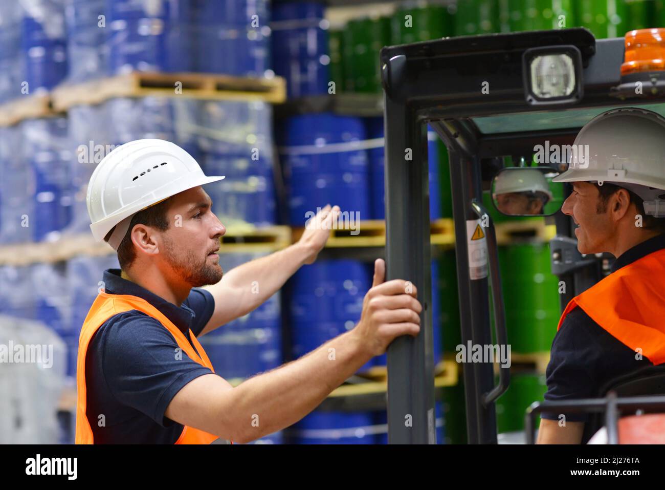 Gruppe der Arbeitnehmer in der Logistikbranche Arbeiten in ein Lager mit Chemikalien Stockfoto