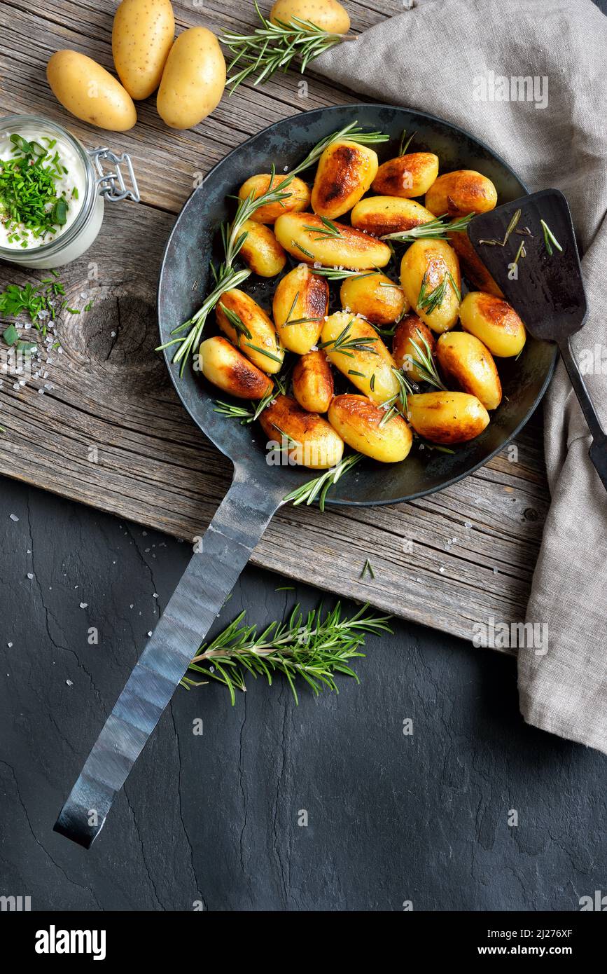 Goldbraune Bratkartoffeln mit Rosmarin und Kräuterquark Stockfoto