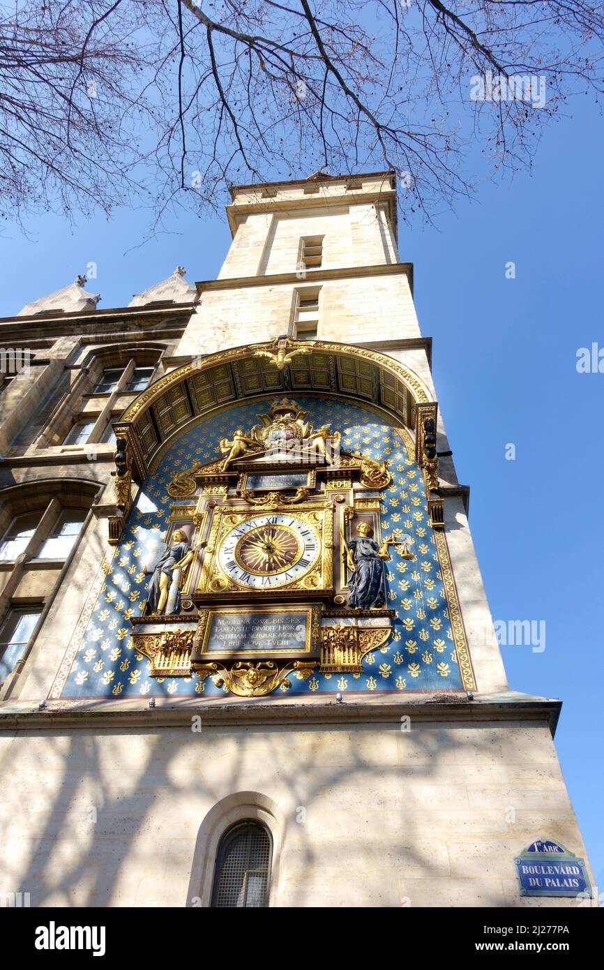 Die conciergerie-Uhr an der Fassade des palais de Justice am Boulevard du Palais in Paris, Frankreich Stockfoto