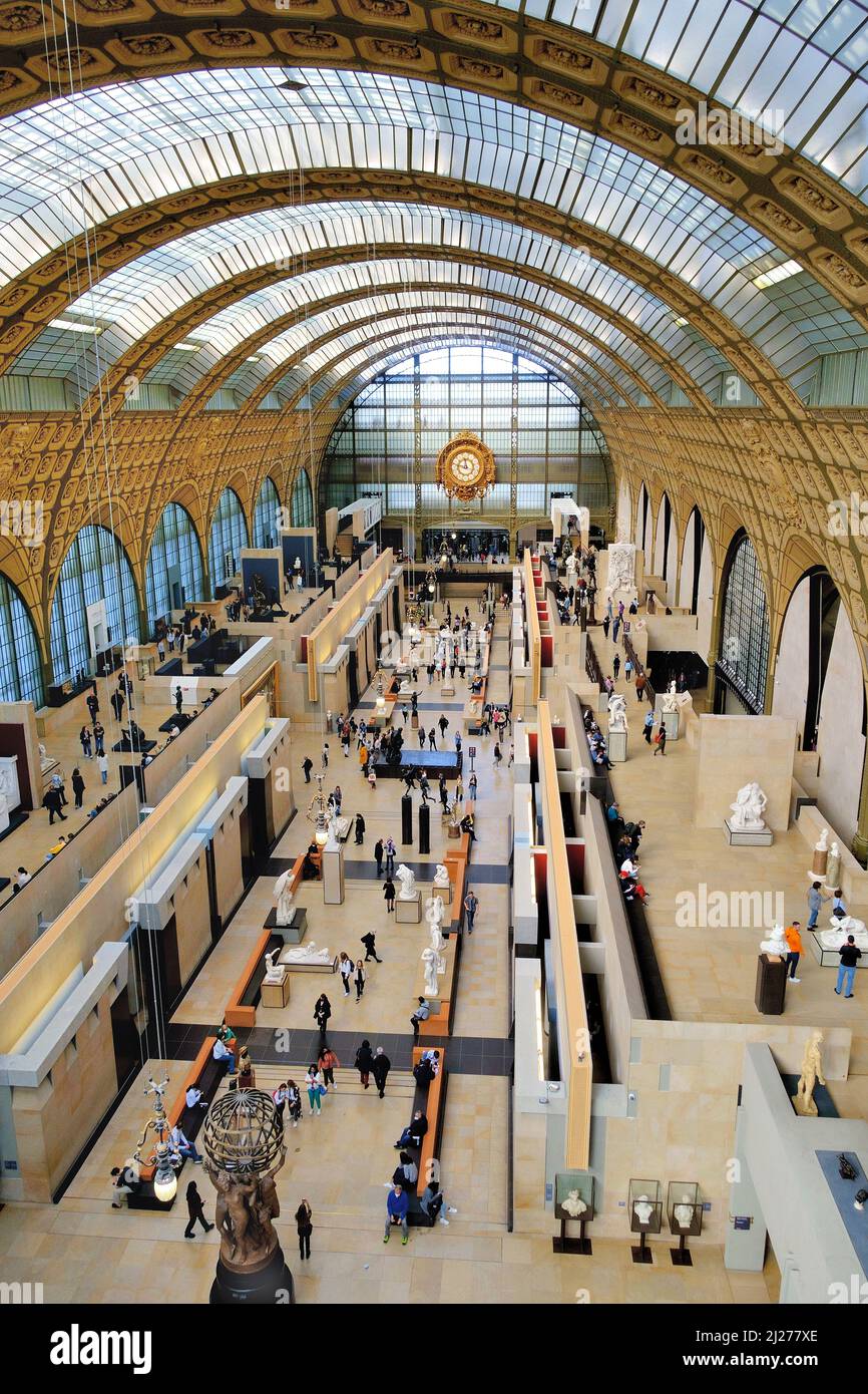 Paris, Frankreich - 22. März 2022: Besucher im Musée d'Orsay in Paris. Das Museum befindet sich im ehemaligen Bahnhof Gare d'Orsay und verfügt über einen großen colle Stockfoto
