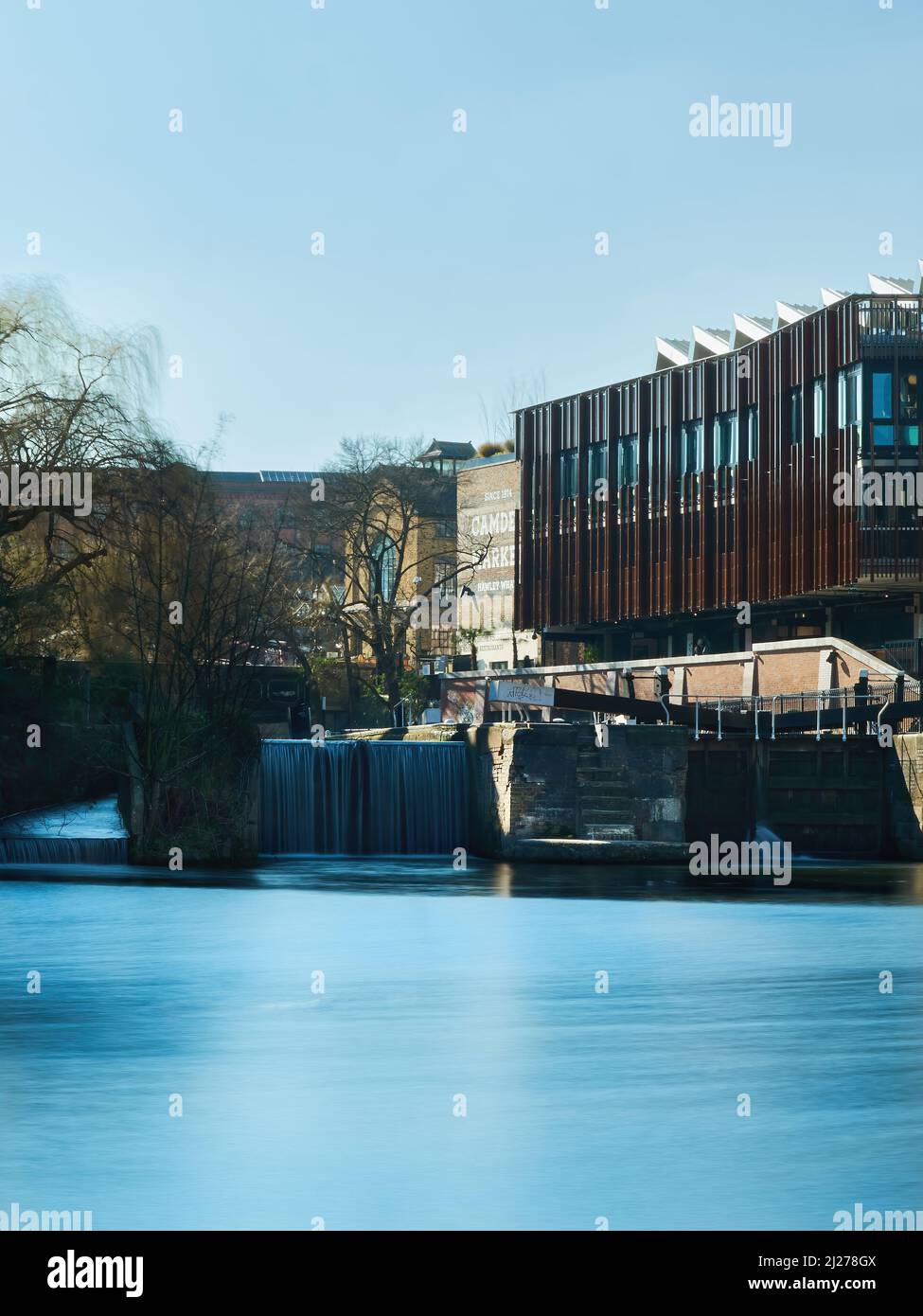 Ein langer Blick über den Grand Union Canal bei Hawley Lock auf den kürzlich neu entwickelten Abschnitt Hawley Wharf des Camden Market. Stockfoto