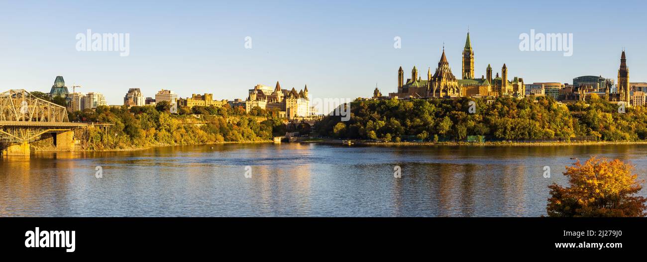 Panoramablick auf den Parliament Hill in Ottawa, Blick auf den Ottawa River Stockfoto