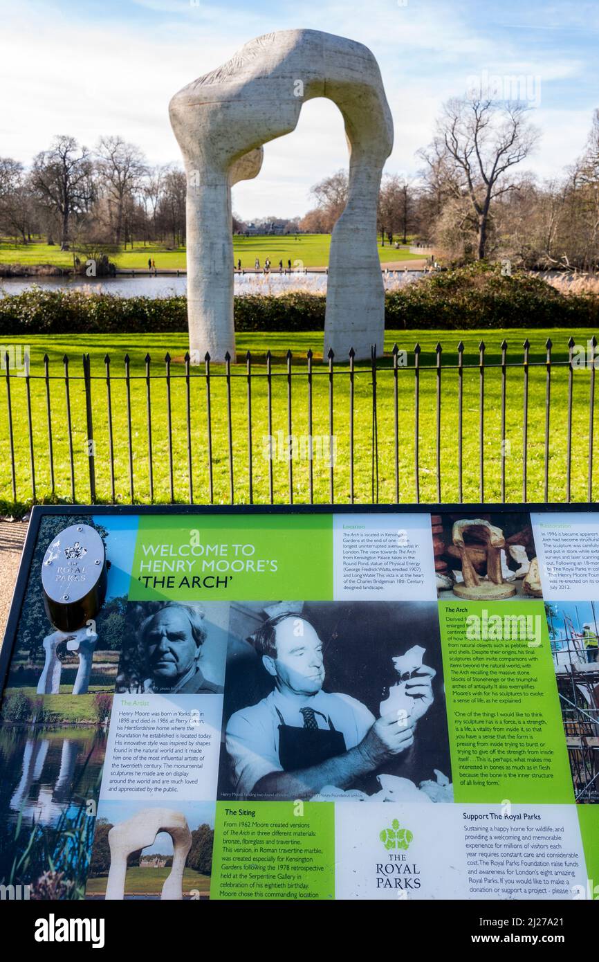 Henry Moores Skulptur, The Arch, mit einer Informationstafel, befindet sich neben dem Serpentine im Hyde Park, London, an einem hellen sonnigen Wintertag. Stockfoto