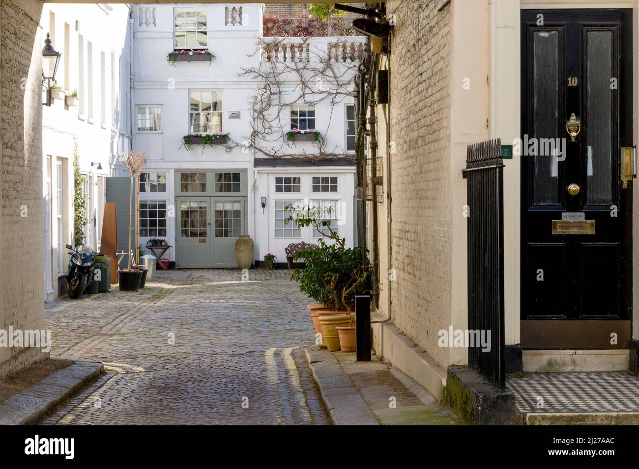 Das charaktervolle und charmante Sussex Mews West, eine kleine, gepflasterte Wohnsiedlung in einer Sackgasse in der Nähe des Hyde Park in London. Stockfoto
