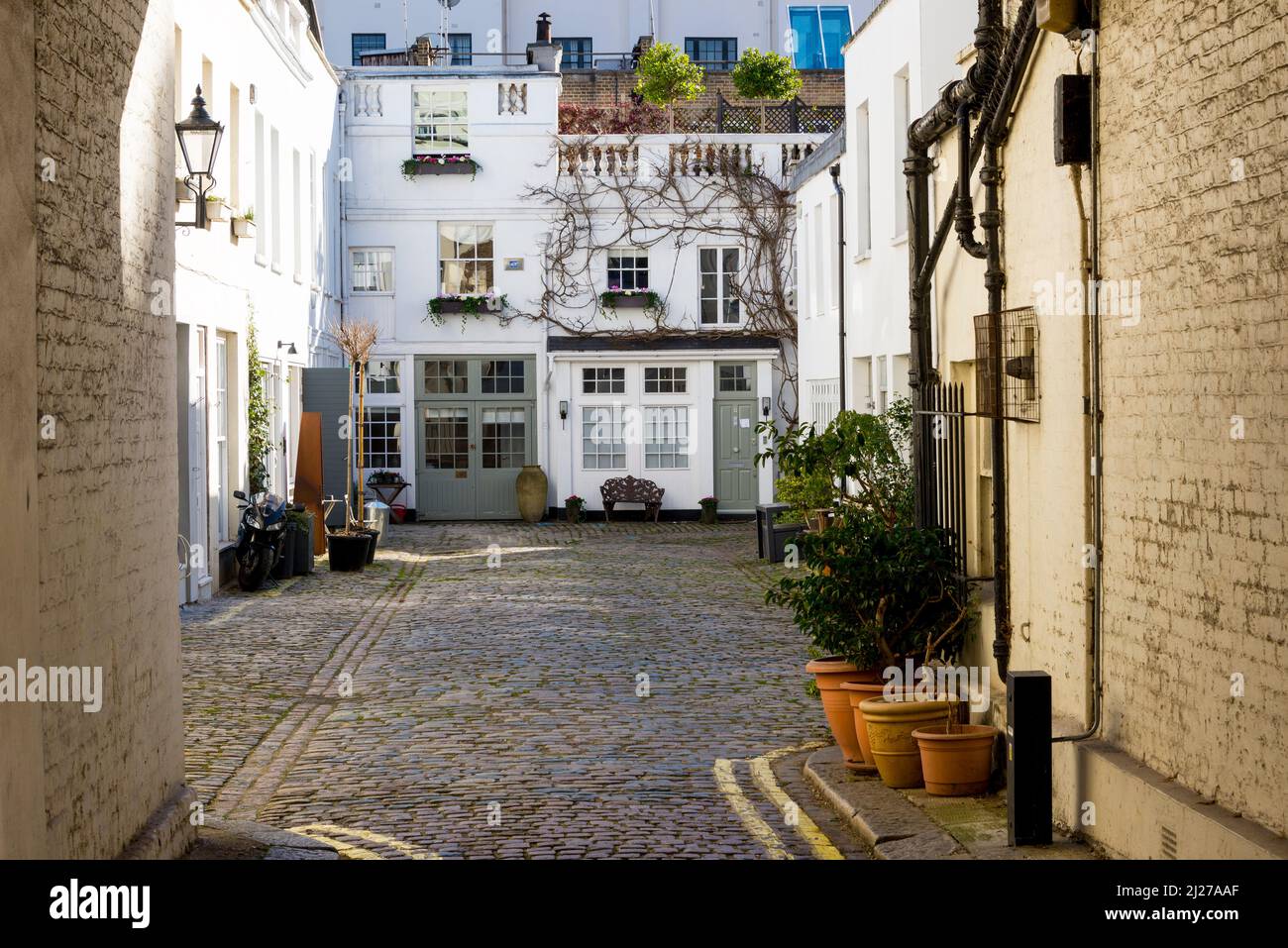 Das charaktervolle und charmante Sussex Mews West, eine kleine, gepflasterte Wohnsiedlung in einer Sackgasse in der Nähe des Hyde Park in London. Stockfoto