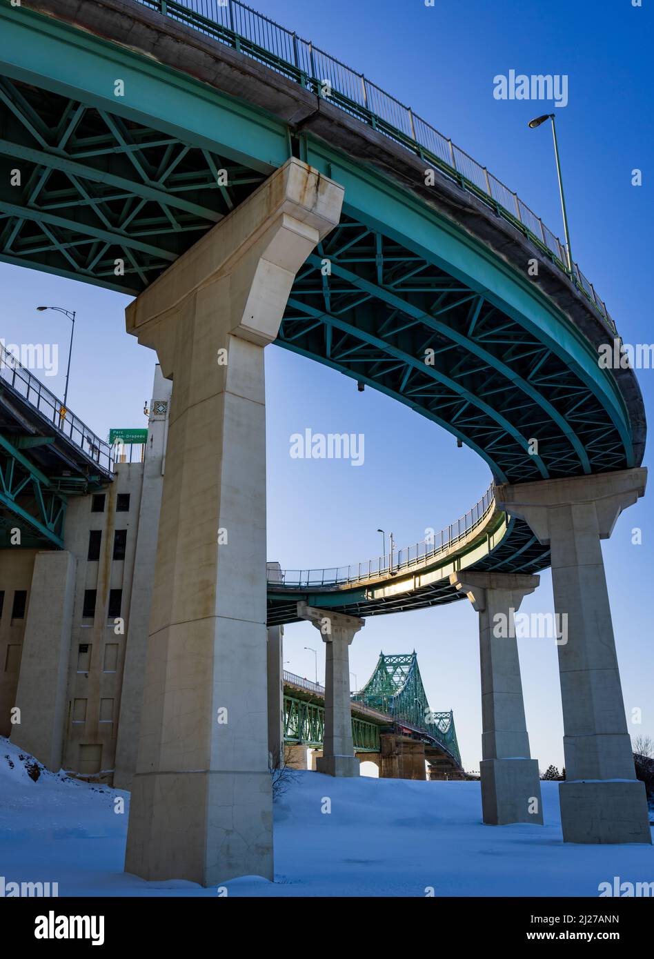 Die Jacques Cartier-Brücke, die den St. Lawrence River nach Montreal überquert, von der Zufahrtsrampe zur Île Ste-Helene Stockfoto