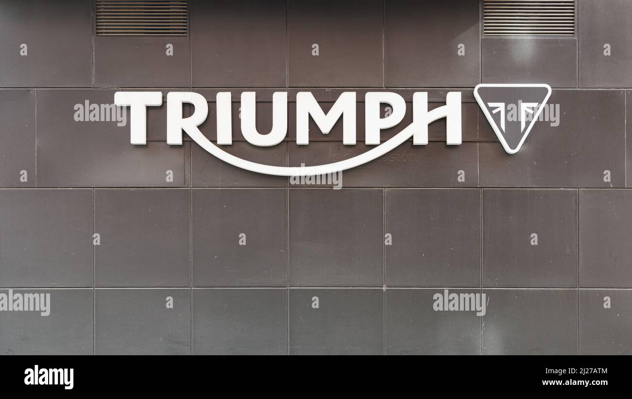 VALENCIA, SPANIEN - 28. MÄRZ 2022: Triumph ist der größte britische Motorradhersteller Stockfoto