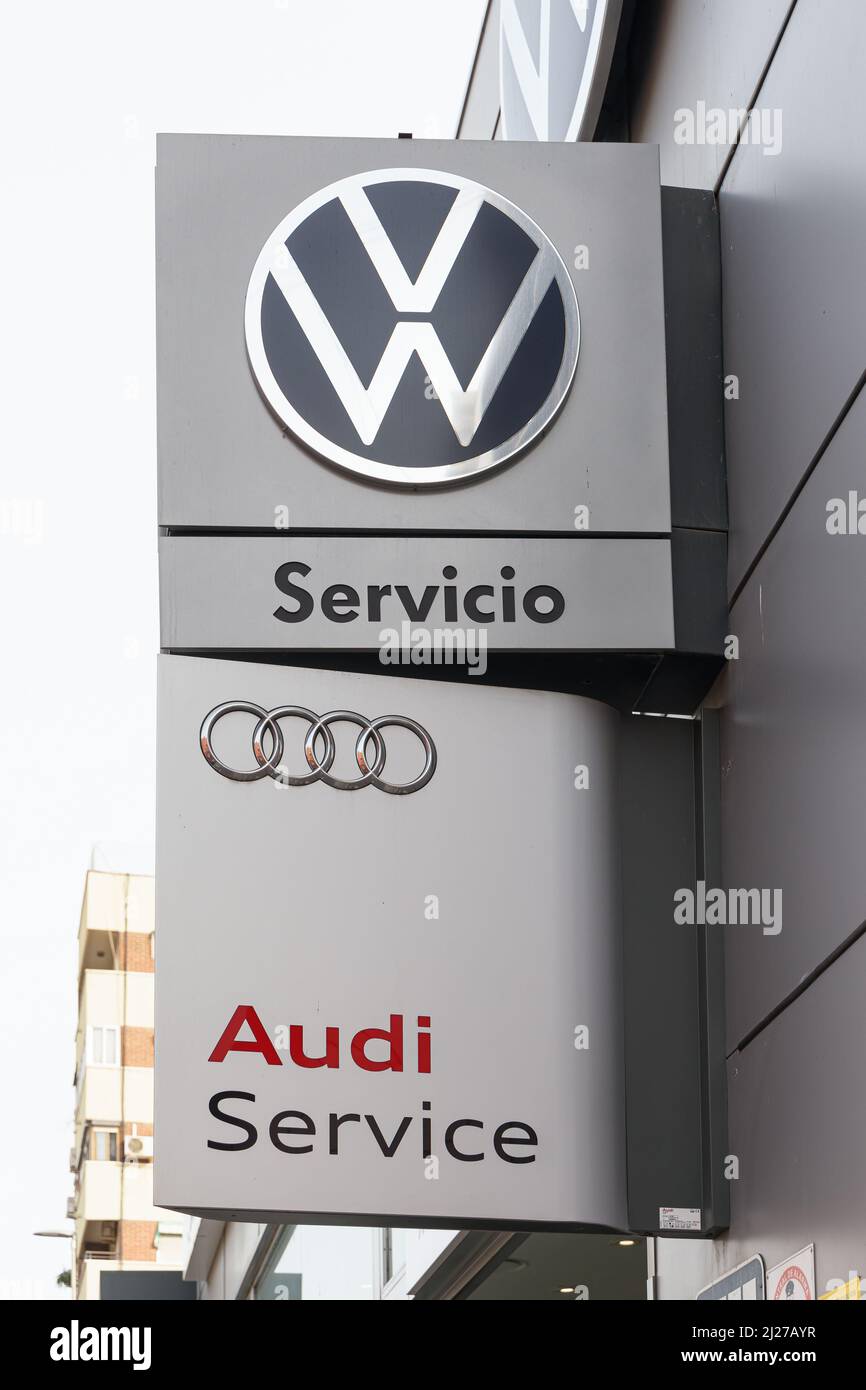 VALENCIA, SPANIEN - 28. MÄRZ 2022: Audi und Volkswagen sind Fahrzeugmarken des Volkswagen Konzerns Stockfoto