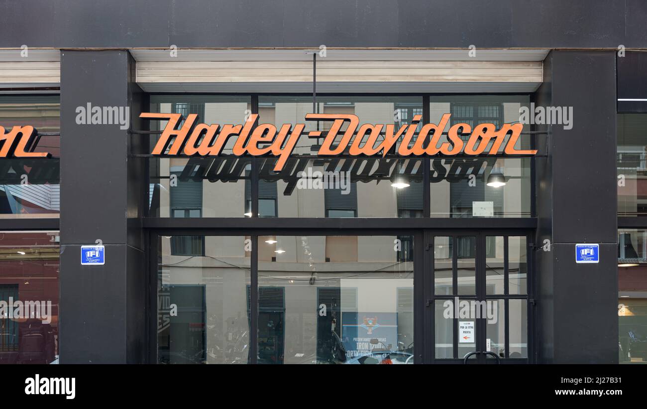 VALENCIA, SPANIEN - 28. MÄRZ 2022: Harley-Davidson ist ein amerikanischer Motorradhersteller, der 1903 gegründet wurde Stockfoto