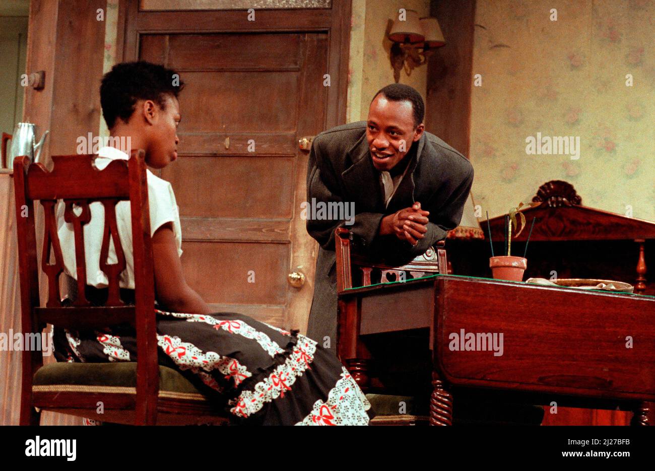 Valerie Buchanan (Ruth Younger), Michael Buffong (Joseph Asagai) in Einer ROSINE IN DER SONNE von Lorraine Hansberry im Palace Theatre, Watford, England 15/11/1989 Design: Martin Johns Beleuchtung: Leonard Tucker Regie: Lou Stein Stockfoto