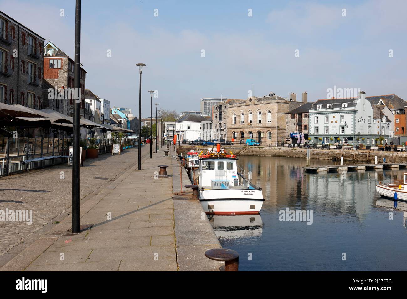 Plymouth, Devon, Großbritannien. 30.. März 2022. Ein sonniger Frühlingstag im Barbican in Plymouth. Das Barbican ist ein beliebtes Touristengebiet mit vielen Marinas. Stockfoto