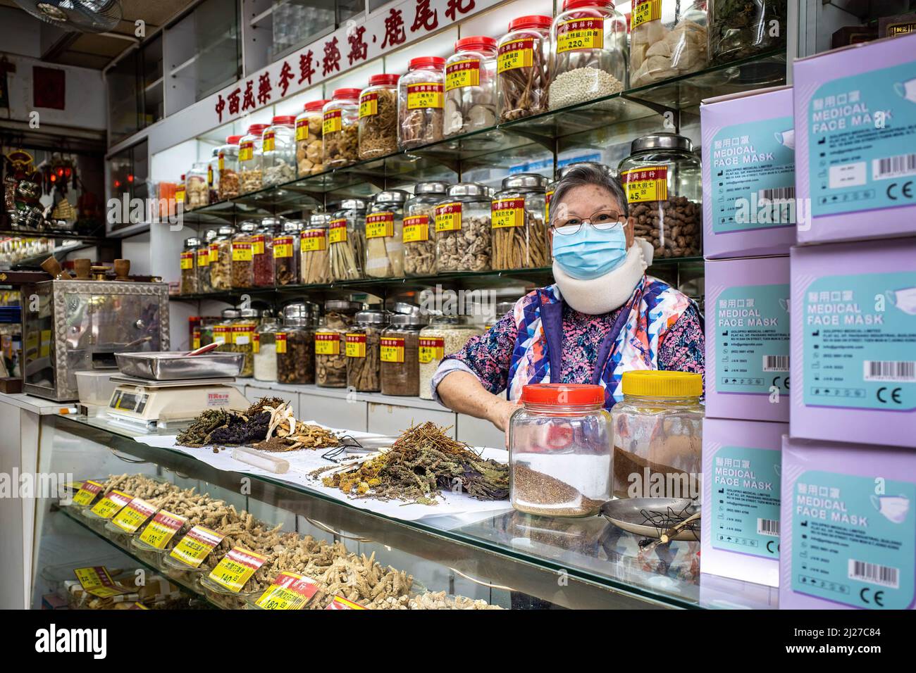 Eine Praktizierende aus der traditionellen chinesischen Medizin (TCM) in ihrer Apotheke. Die Regierung Hongkongs hat sich aktiv für die Verwendung traditioneller chinesischer Medizin zur Behandlung von COVID-19 eingesetzt. Experten sind jedoch besorgt, dass es nicht genügend Beweise aus kontrollierten, von Experten überprüften Studien über die Wirksamkeit dieser Behandlungen für das neuartige Coronavirus gibt. (Foto von Ben Marans / SOPA Images/Sipa USA) Stockfoto