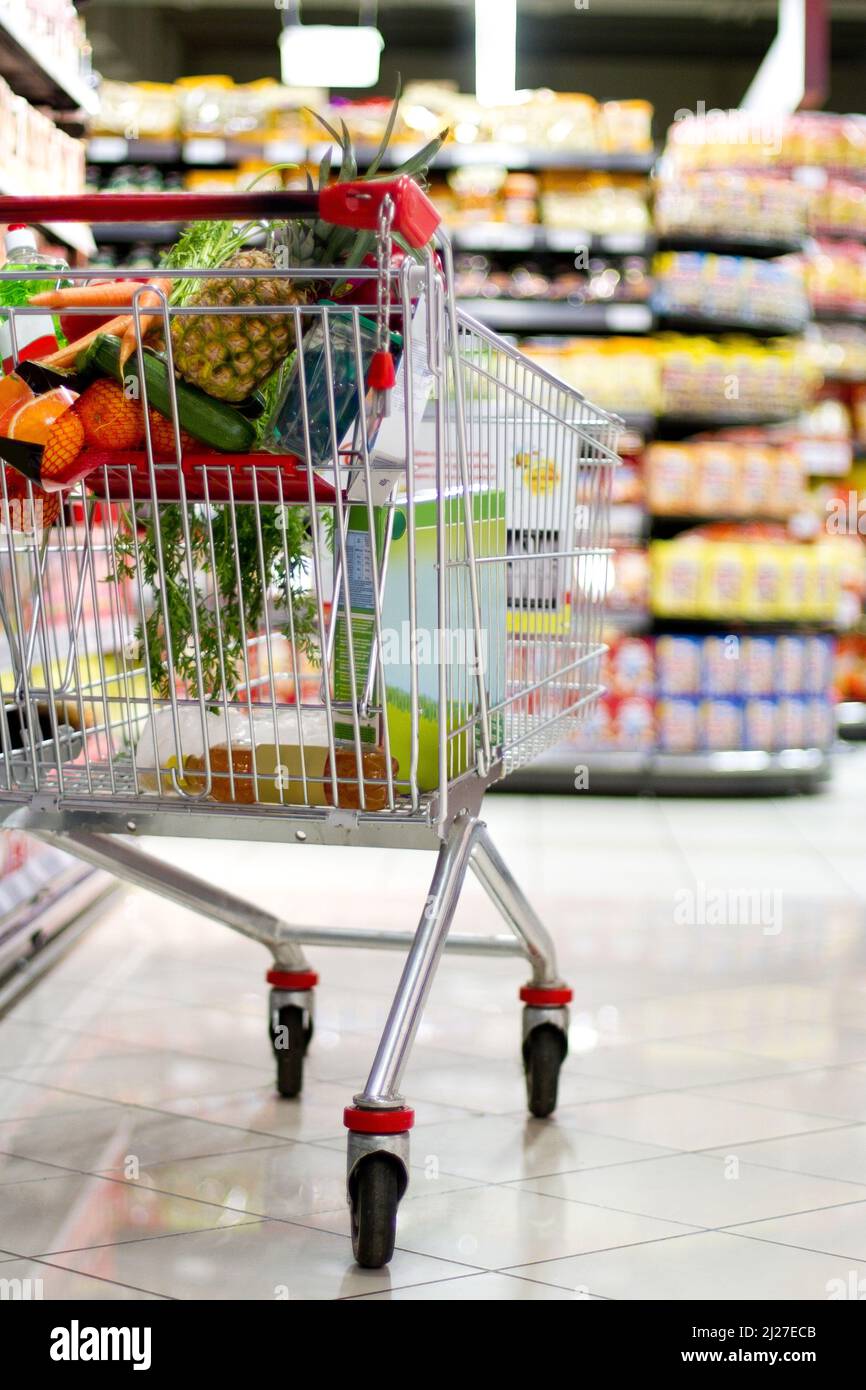 Im Supermarkt. Ein Einkaufswagen mit frischen Lebensmitteln. Stockfoto