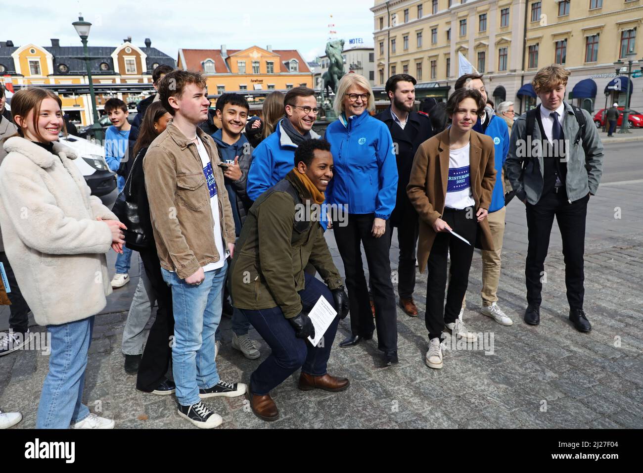 Am Dienstag, den 29. März, besuchten der gemäßigte Parteiführer Ulf Kristersson (links) und die stellvertretende Parteiführerin der Moderaten Elisabeth Svantesson den Landkreis Östergötland. Hier bei einem Besuch im Stora Torget in Linköping, Schweden. Stockfoto