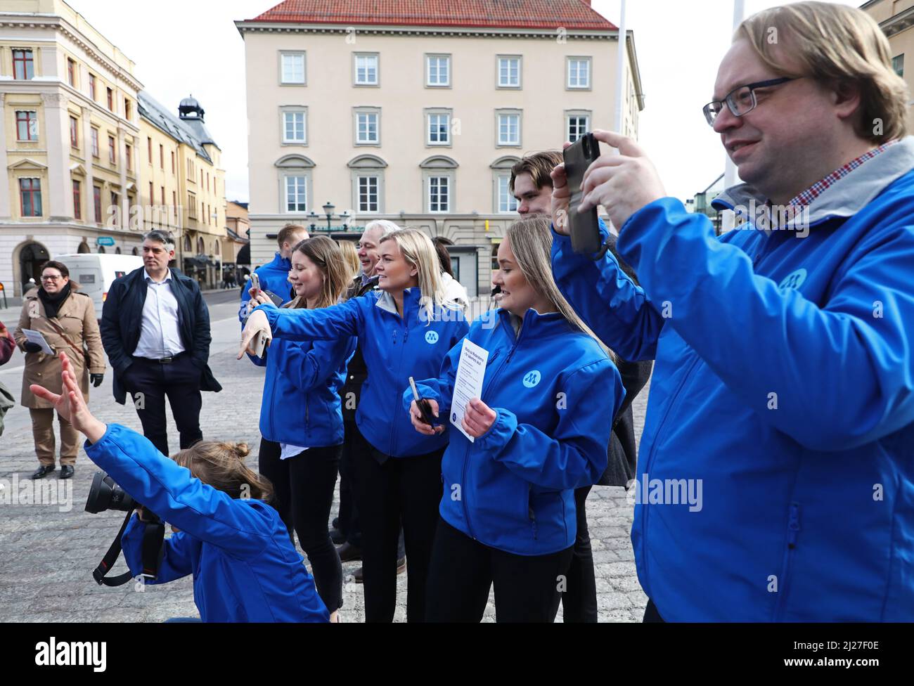 Am Dienstag, den 29. März, besuchten der gemäßigte Parteichef Ulf Kristersson und die stellvertretende Parteichefs der Moderaten, Elisabeth Svantesson, den Landkreis Östergötland. Hier bei einem Besuch im Stora Torget in Linköping, Schweden. Auf dem Bild: Mitarbeiter der moderaten Partei. Stockfoto